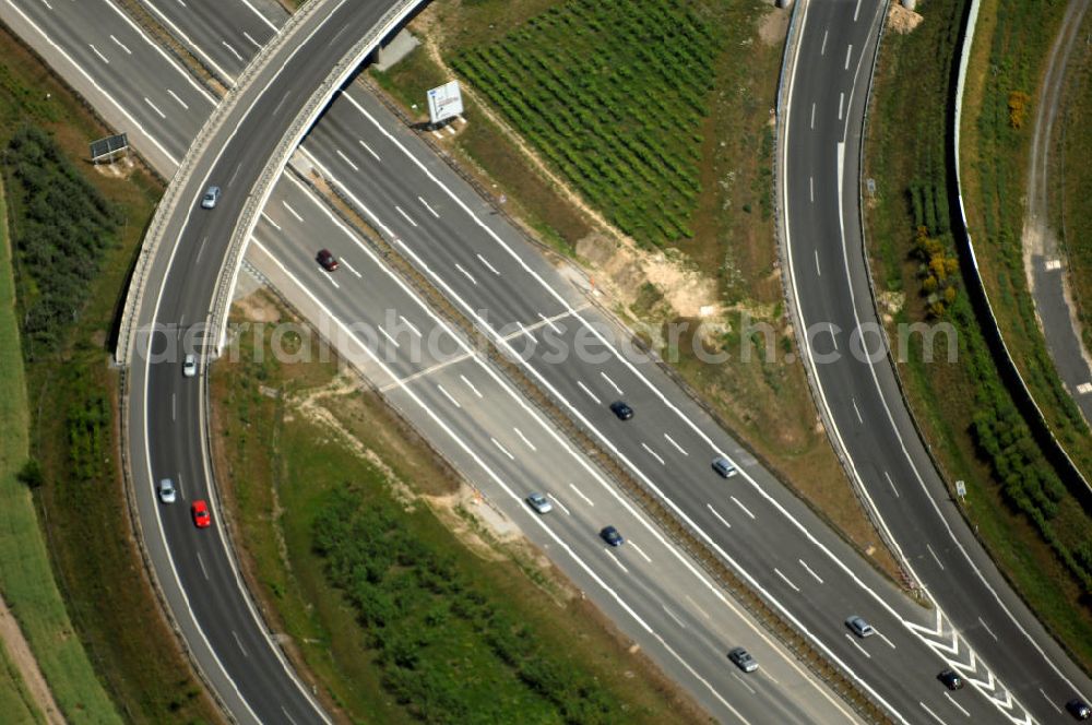 Aerial photograph Schönefeld - Blick auf den Bereich der Stadtautobahn / Zubringer A113n als südöstliches Tor zur Hauptstadt nach der Verkehrsfreigabe. Unter Berücksichtigung des Flughafens Berlin Brandenburg International wurde eine Verkehrskonzeption für den Ausbau des Straßennetzes im Raum Berlin-Schönefeld erarbeitet, die zwei Stufen umfasste. Die erste Stufe sah den vierstreifigen Ausbau der Bundesstraßen B 96a und B 179 mit der Anbindung des Flughafens über zwei Knotenpunkte vor. Inhalt der zweiten Stufe war der Anschluß der Bundesautobahn A 113 neu an die B 96a und B 179. SCHÜßLER Plan Ingenieurgesellschaft, BATEG, EUROVIA, Schüßler Plan