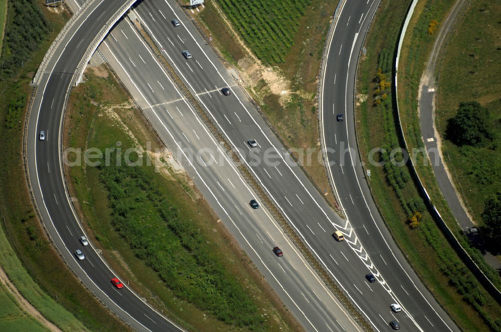 Schönefeld from above - Blick auf den Bereich der Stadtautobahn / Zubringer A113n als südöstliches Tor zur Hauptstadt nach der Verkehrsfreigabe. Unter Berücksichtigung des Flughafens Berlin Brandenburg International wurde eine Verkehrskonzeption für den Ausbau des Straßennetzes im Raum Berlin-Schönefeld erarbeitet, die zwei Stufen umfasste. Die erste Stufe sah den vierstreifigen Ausbau der Bundesstraßen B 96a und B 179 mit der Anbindung des Flughafens über zwei Knotenpunkte vor. Inhalt der zweiten Stufe war der Anschluß der Bundesautobahn A 113 neu an die B 96a und B 179. SCHÜßLER Plan Ingenieurgesellschaft, BATEG, EUROVIA, Schüßler Plan