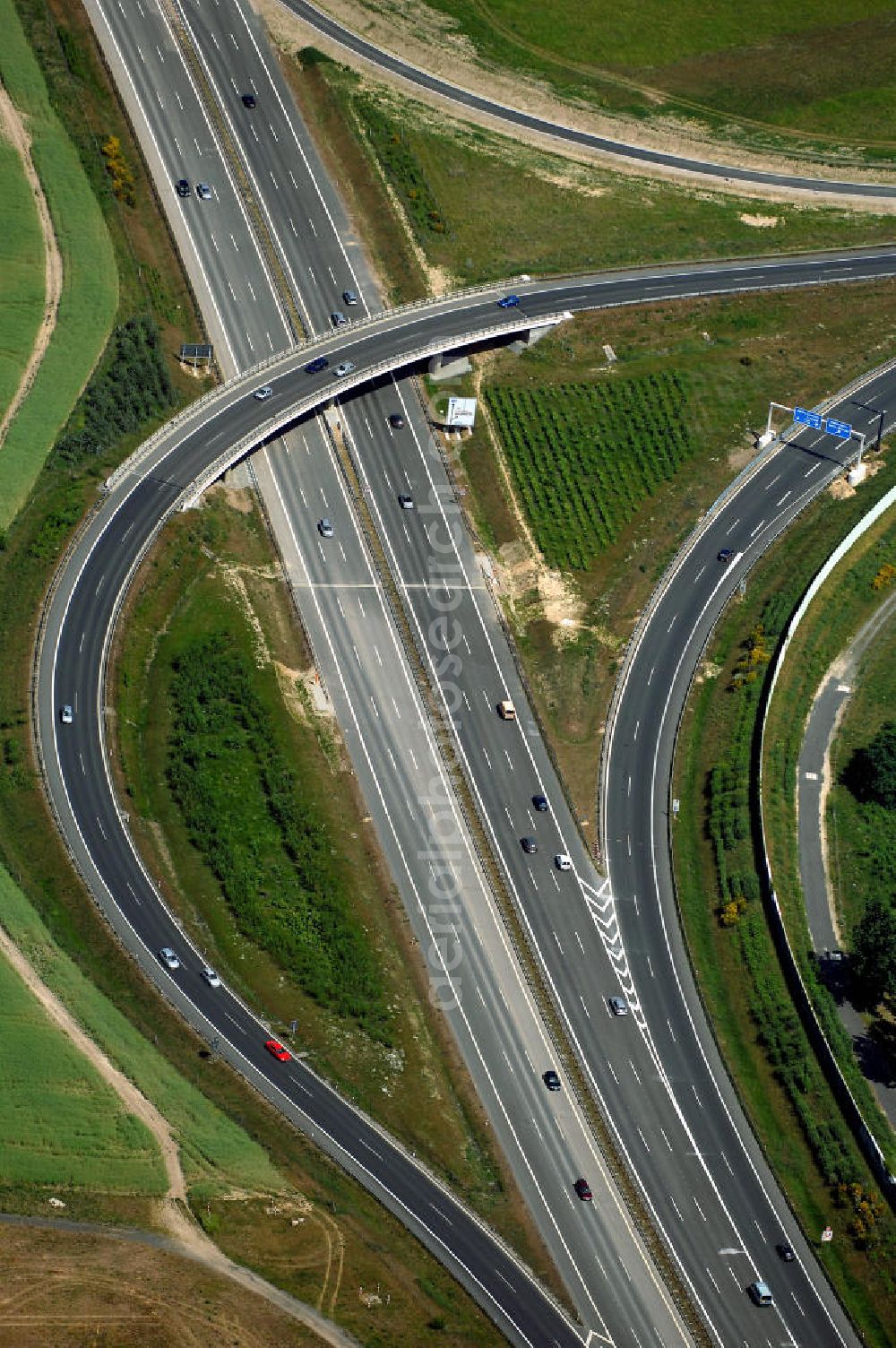 Schönefeld from the bird's eye view: Blick auf den Bereich der Stadtautobahn / Zubringer A113n als südöstliches Tor zur Hauptstadt nach der Verkehrsfreigabe. Unter Berücksichtigung des Flughafens Berlin Brandenburg International wurde eine Verkehrskonzeption für den Ausbau des Straßennetzes im Raum Berlin-Schönefeld erarbeitet, die zwei Stufen umfasste. Die erste Stufe sah den vierstreifigen Ausbau der Bundesstraßen B 96a und B 179 mit der Anbindung des Flughafens über zwei Knotenpunkte vor. Inhalt der zweiten Stufe war der Anschluß der Bundesautobahn A 113 neu an die B 96a und B 179. SCHÜßLER Plan Ingenieurgesellschaft, BATEG, EUROVIA, Schüßler Plan