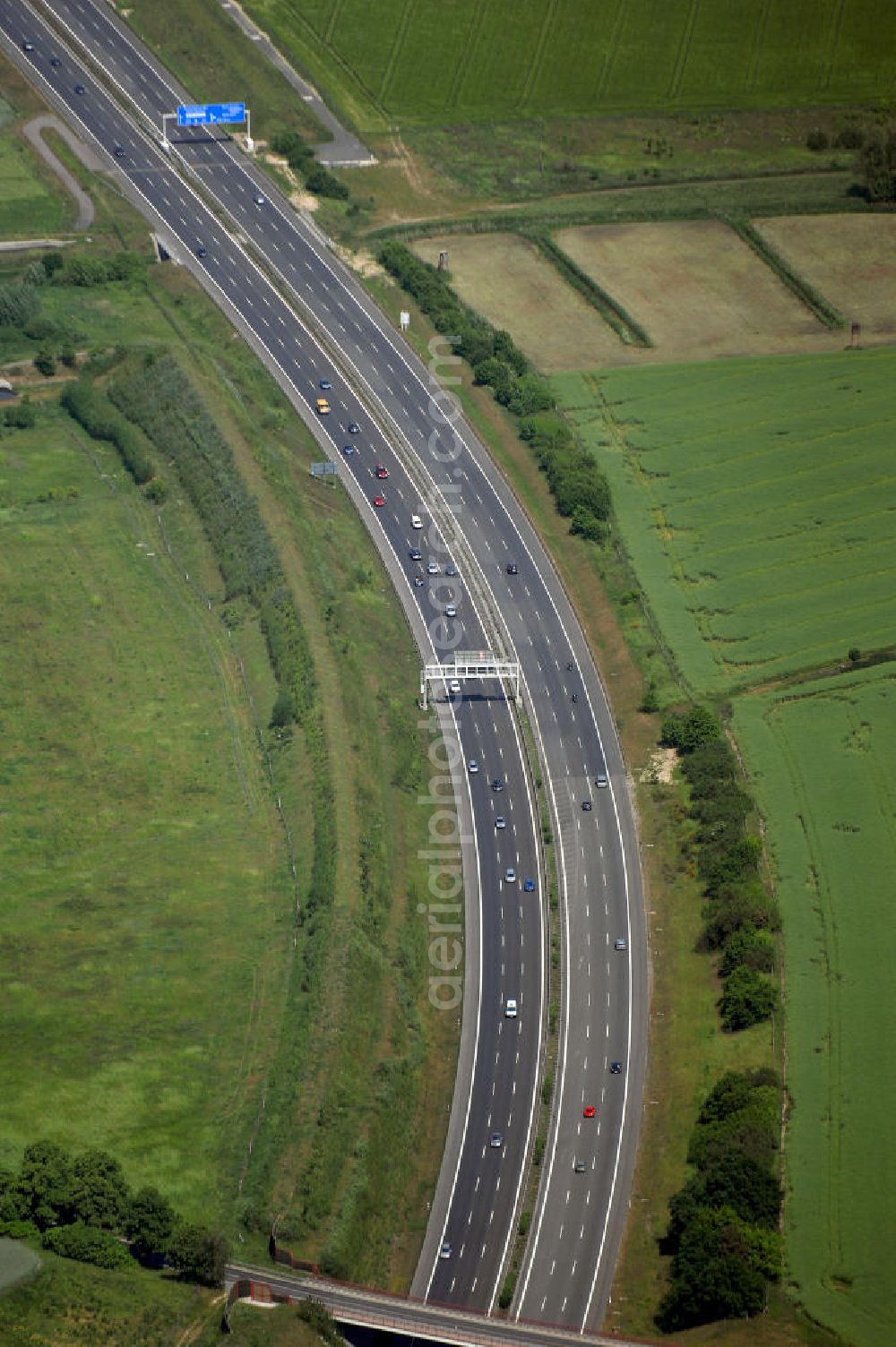 Aerial image Schönefeld - Blick auf den Bereich der Stadtautobahn / Zubringer A113n als südöstliches Tor zur Hauptstadt nach der Verkehrsfreigabe. Unter Berücksichtigung des Flughafens Berlin Brandenburg International wurde eine Verkehrskonzeption für den Ausbau des Straßennetzes im Raum Berlin-Schönefeld erarbeitet, die zwei Stufen umfasste. Die erste Stufe sah den vierstreifigen Ausbau der Bundesstraßen B 96a und B 179 mit der Anbindung des Flughafens über zwei Knotenpunkte vor. Inhalt der zweiten Stufe war der Anschluß der Bundesautobahn A 113 neu an die B 96a und B 179. SCHÜßLER Plan Ingenieurgesellschaft, BATEG, EUROVIA, Schüßler Plan