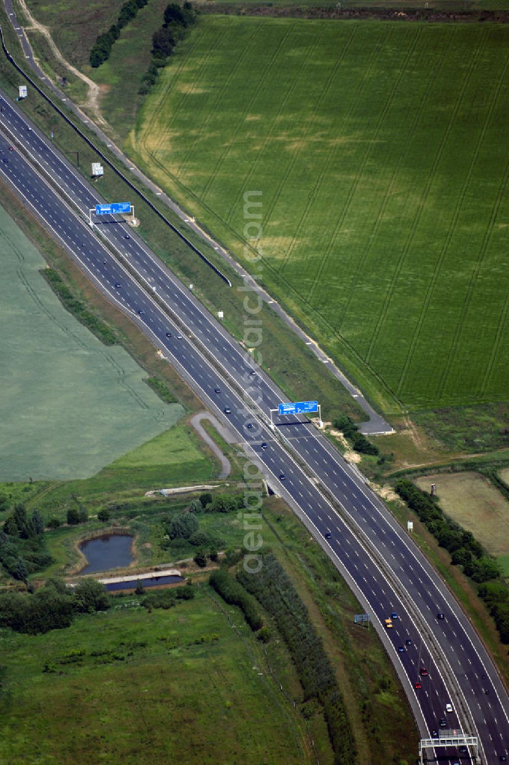 Aerial photograph Schönefeld - Blick auf den Bereich der Stadtautobahn / Zubringer A113n als südöstliches Tor zur Hauptstadt nach der Verkehrsfreigabe. Unter Berücksichtigung des Flughafens Berlin Brandenburg International wurde eine Verkehrskonzeption für den Ausbau des Straßennetzes im Raum Berlin-Schönefeld erarbeitet, die zwei Stufen umfasste. Die erste Stufe sah den vierstreifigen Ausbau der Bundesstraßen B 96a und B 179 mit der Anbindung des Flughafens über zwei Knotenpunkte vor. Inhalt der zweiten Stufe war der Anschluß der Bundesautobahn A 113 neu an die B 96a und B 179. SCHÜßLER Plan Ingenieurgesellschaft, BATEG, EUROVIA, Schüßler Plan