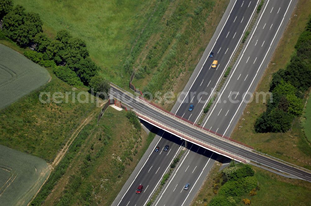 Schönefeld from above - Blick auf den Bereich der Stadtautobahn / Zubringer A113n als südöstliches Tor zur Hauptstadt nach der Verkehrsfreigabe. Unter Berücksichtigung des Flughafens Berlin Brandenburg International wurde eine Verkehrskonzeption für den Ausbau des Straßennetzes im Raum Berlin-Schönefeld erarbeitet, die zwei Stufen umfasste. Die erste Stufe sah den vierstreifigen Ausbau der Bundesstraßen B 96a und B 179 mit der Anbindung des Flughafens über zwei Knotenpunkte vor. Inhalt der zweiten Stufe war der Anschluß der Bundesautobahn A 113 neu an die B 96a und B 179. SCHÜßLER Plan Ingenieurgesellschaft, BATEG, EUROVIA, Schüßler Plan