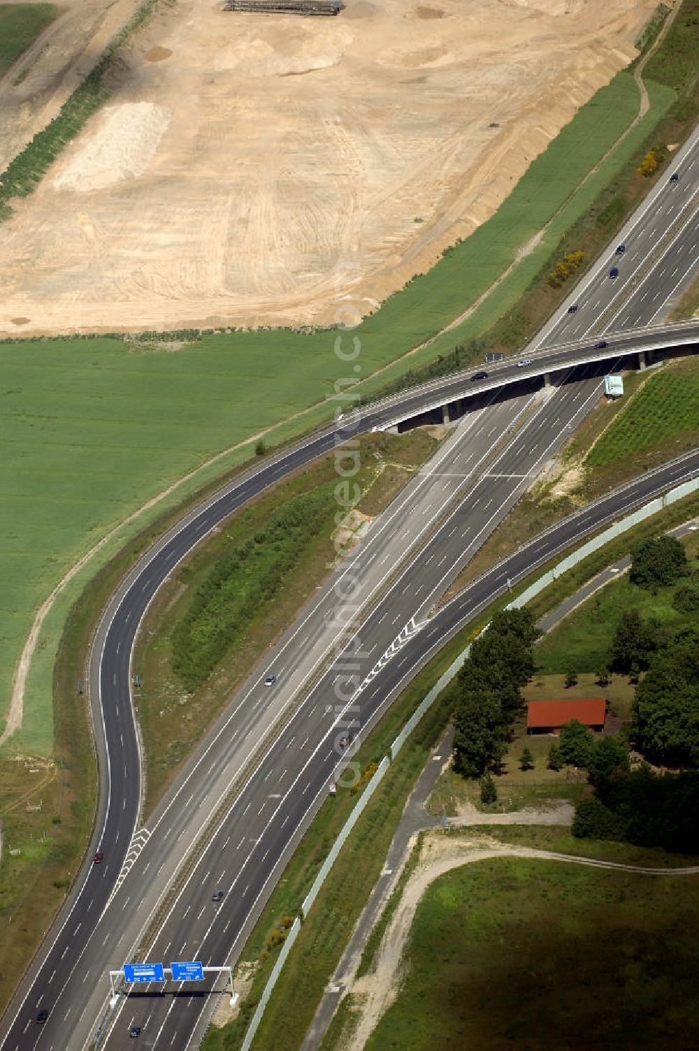 Aerial image Schönefeld - Blick auf den Bereich der Stadtautobahn / Zubringer A113n als südöstliches Tor zur Hauptstadt nach der Verkehrsfreigabe. Unter Berücksichtigung des Flughafens Berlin Brandenburg International wurde eine Verkehrskonzeption für den Ausbau des Straßennetzes im Raum Berlin-Schönefeld erarbeitet, die zwei Stufen umfasste. Die erste Stufe sah den vierstreifigen Ausbau der Bundesstraßen B 96a und B 179 mit der Anbindung des Flughafens über zwei Knotenpunkte vor. Inhalt der zweiten Stufe war der Anschluß der Bundesautobahn A 113 neu an die B 96a und B 179. SCHÜßLER Plan Ingenieurgesellschaft, BATEG, EUROVIA, Schüßler Plan