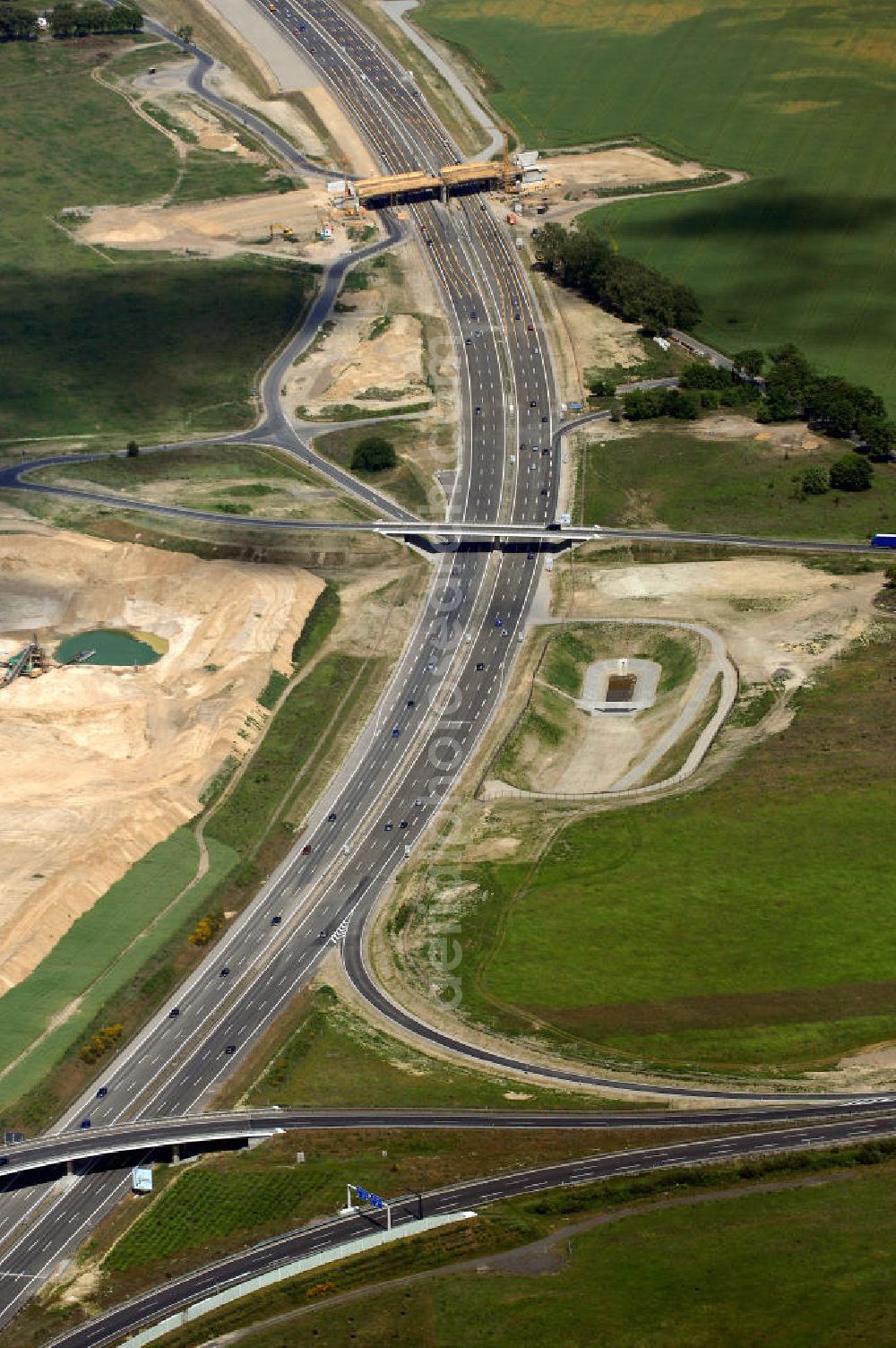 Aerial photograph Schönefeld - Blick auf den Bereich der Stadtautobahn / Zubringer A113n als südöstliches Tor zur Hauptstadt nach der Verkehrsfreigabe. Unter Berücksichtigung des Flughafens Berlin Brandenburg International wurde eine Verkehrskonzeption für den Ausbau des Straßennetzes im Raum Berlin-Schönefeld erarbeitet, die zwei Stufen umfasste. Die erste Stufe sah den vierstreifigen Ausbau der Bundesstraßen B 96a und B 179 mit der Anbindung des Flughafens über zwei Knotenpunkte vor. Inhalt der zweiten Stufe war der Anschluß der Bundesautobahn A 113 neu an die B 96a und B 179. SCHÜßLER Plan Ingenieurgesellschaft, BATEG, EUROVIA, Schüßler Plan