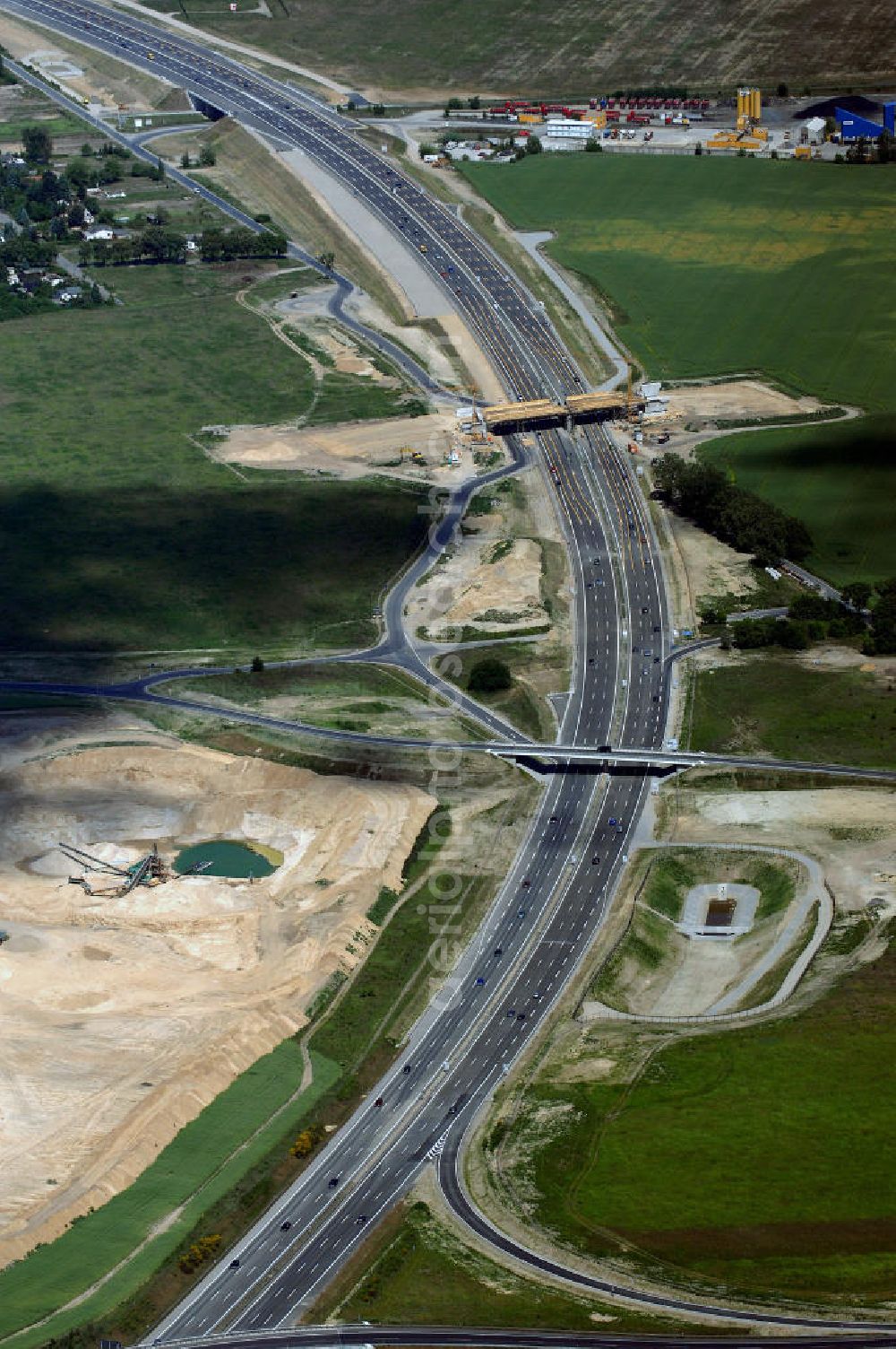 Schönefeld from above - Blick auf den Bereich der Stadtautobahn / Zubringer A113n als südöstliches Tor zur Hauptstadt nach der Verkehrsfreigabe. Unter Berücksichtigung des Flughafens Berlin Brandenburg International wurde eine Verkehrskonzeption für den Ausbau des Straßennetzes im Raum Berlin-Schönefeld erarbeitet, die zwei Stufen umfasste. Die erste Stufe sah den vierstreifigen Ausbau der Bundesstraßen B 96a und B 179 mit der Anbindung des Flughafens über zwei Knotenpunkte vor. Inhalt der zweiten Stufe war der Anschluß der Bundesautobahn A 113 neu an die B 96a und B 179. SCHÜßLER Plan Ingenieurgesellschaft, BATEG, EUROVIA, Schüßler Plan