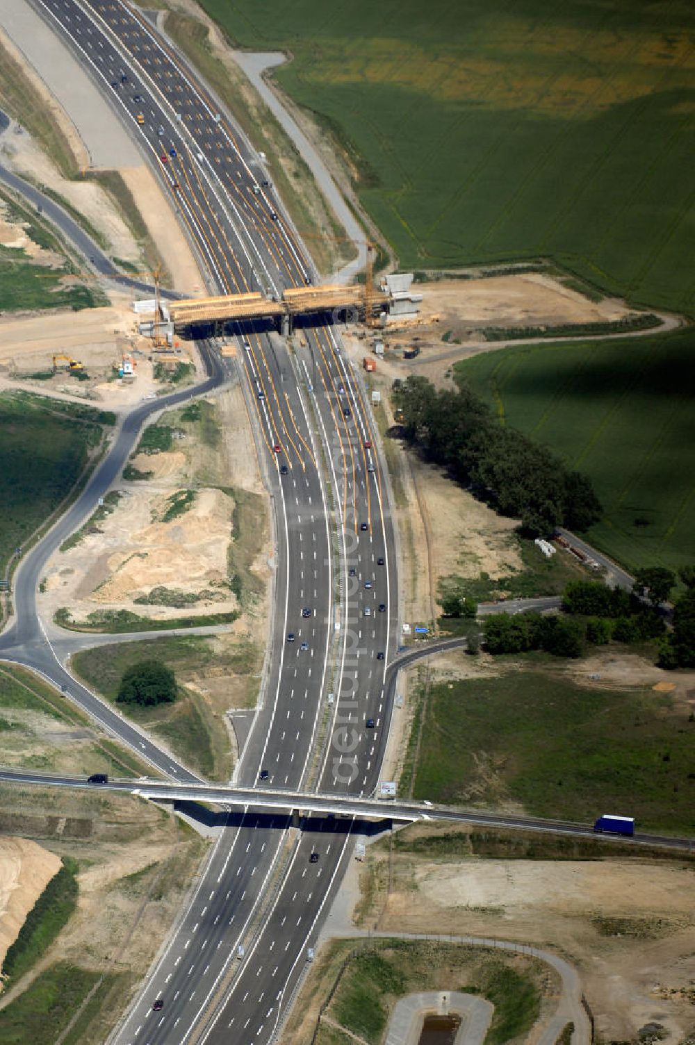 Schönefeld from the bird's eye view: Blick auf den Bereich der Stadtautobahn / Zubringer A113n als südöstliches Tor zur Hauptstadt nach der Verkehrsfreigabe. Unter Berücksichtigung des Flughafens Berlin Brandenburg International wurde eine Verkehrskonzeption für den Ausbau des Straßennetzes im Raum Berlin-Schönefeld erarbeitet, die zwei Stufen umfasste. Die erste Stufe sah den vierstreifigen Ausbau der Bundesstraßen B 96a und B 179 mit der Anbindung des Flughafens über zwei Knotenpunkte vor. Inhalt der zweiten Stufe war der Anschluß der Bundesautobahn A 113 neu an die B 96a und B 179. SCHÜßLER Plan Ingenieurgesellschaft, BATEG, EUROVIA, Schüßler Plan