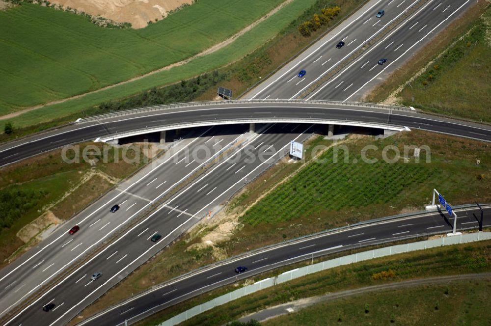 Aerial image Schönefeld - Blick auf den Bereich der Stadtautobahn / Zubringer A113n als südöstliches Tor zur Hauptstadt nach der Verkehrsfreigabe. Unter Berücksichtigung des Flughafens Berlin Brandenburg International wurde eine Verkehrskonzeption für den Ausbau des Straßennetzes im Raum Berlin-Schönefeld erarbeitet, die zwei Stufen umfasste. Die erste Stufe sah den vierstreifigen Ausbau der Bundesstraßen B 96a und B 179 mit der Anbindung des Flughafens über zwei Knotenpunkte vor. Inhalt der zweiten Stufe war der Anschluß der Bundesautobahn A 113 neu an die B 96a und B 179. SCHÜßLER Plan Ingenieurgesellschaft, BATEG, EUROVIA, Schüßler Plan