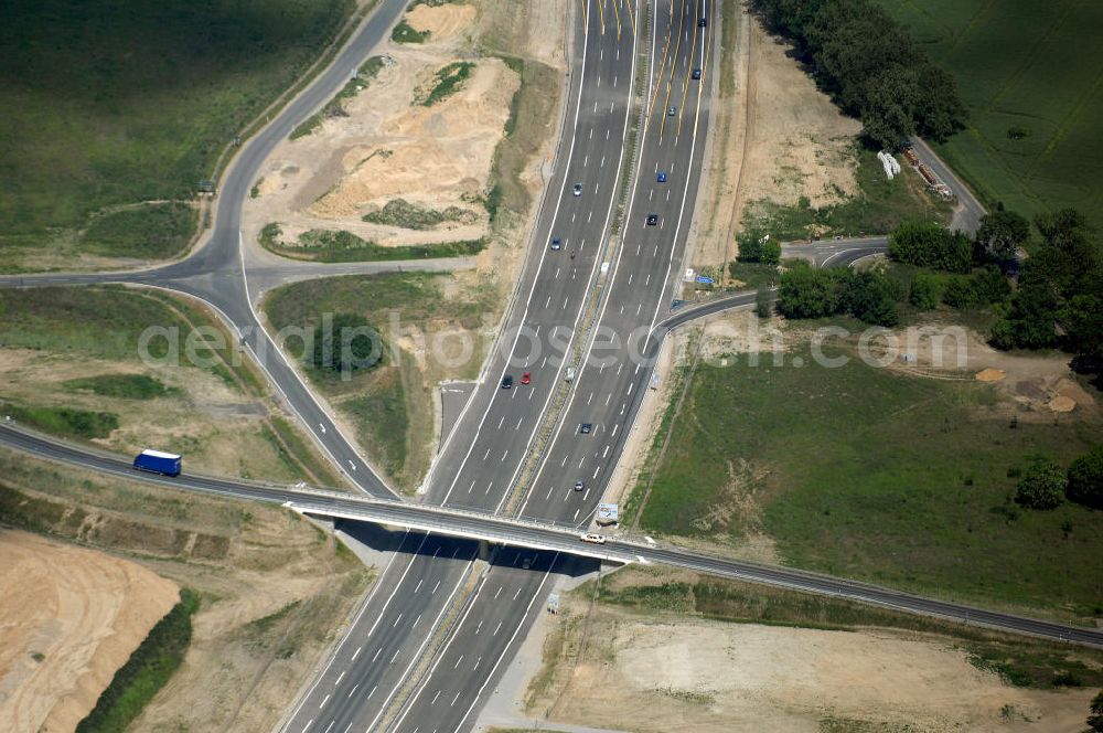 Aerial photograph Schönefeld - Blick auf den Bereich der Stadtautobahn / Zubringer A113n als südöstliches Tor zur Hauptstadt nach der Verkehrsfreigabe. Unter Berücksichtigung des Flughafens Berlin Brandenburg International wurde eine Verkehrskonzeption für den Ausbau des Straßennetzes im Raum Berlin-Schönefeld erarbeitet, die zwei Stufen umfasste. Die erste Stufe sah den vierstreifigen Ausbau der Bundesstraßen B 96a und B 179 mit der Anbindung des Flughafens über zwei Knotenpunkte vor. Inhalt der zweiten Stufe war der Anschluß der Bundesautobahn A 113 neu an die B 96a und B 179. SCHÜßLER Plan Ingenieurgesellschaft, BATEG, EUROVIA, Schüßler Plan