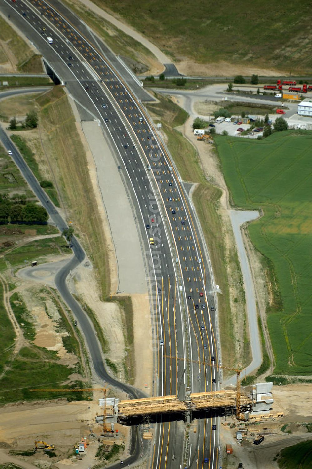 Schönefeld from above - Blick auf den Bereich der Stadtautobahn / Zubringer A113n als südöstliches Tor zur Hauptstadt nach der Verkehrsfreigabe. Unter Berücksichtigung des Flughafens Berlin Brandenburg International wurde eine Verkehrskonzeption für den Ausbau des Straßennetzes im Raum Berlin-Schönefeld erarbeitet, die zwei Stufen umfasste. Die erste Stufe sah den vierstreifigen Ausbau der Bundesstraßen B 96a und B 179 mit der Anbindung des Flughafens über zwei Knotenpunkte vor. Inhalt der zweiten Stufe war der Anschluß der Bundesautobahn A 113 neu an die B 96a und B 179. SCHÜßLER Plan Ingenieurgesellschaft, BATEG, EUROVIA, Schüßler Plan