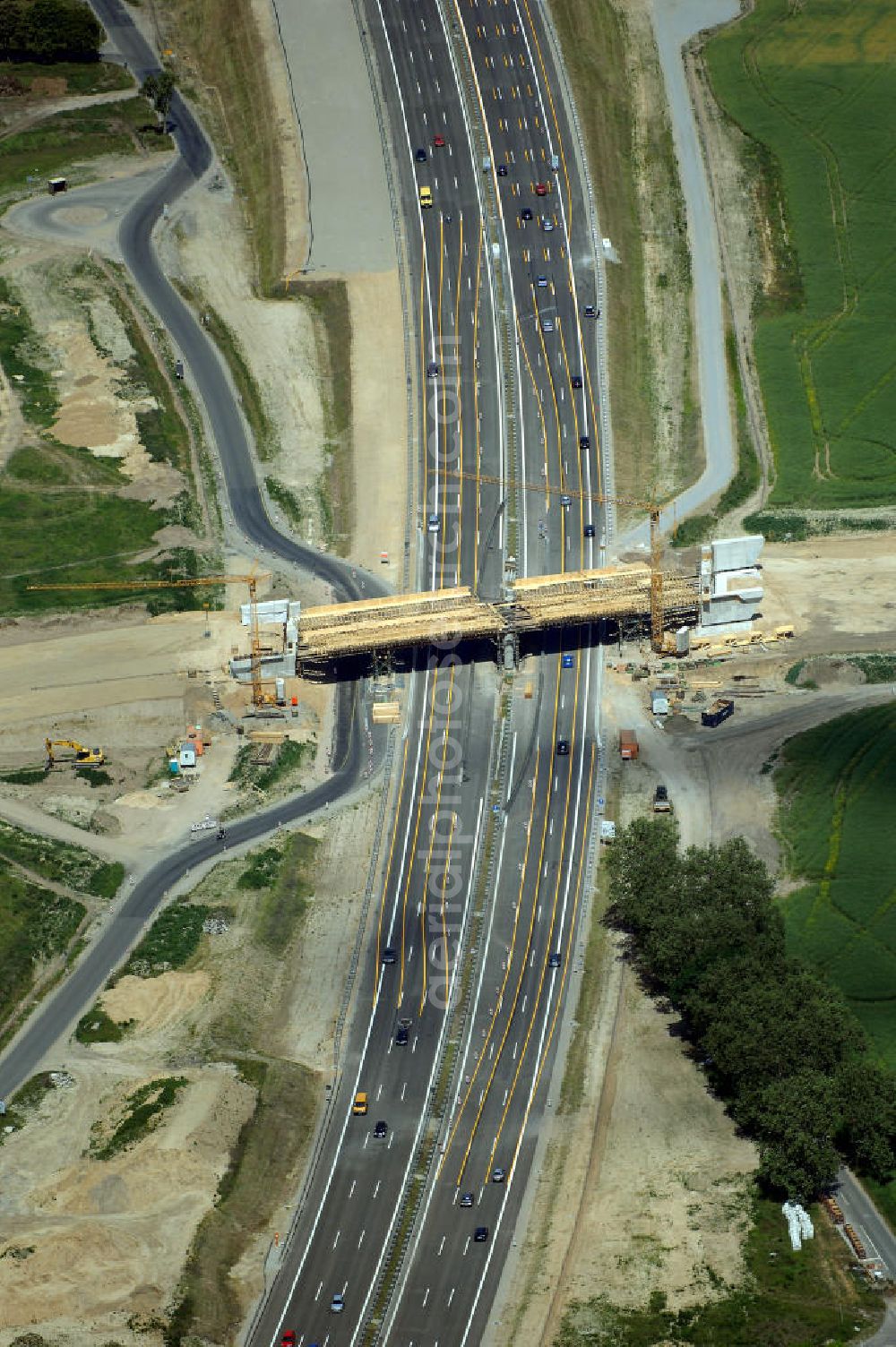 Schönefeld from the bird's eye view: Blick auf den Bereich der Stadtautobahn / Zubringer A113n als südöstliches Tor zur Hauptstadt nach der Verkehrsfreigabe. Unter Berücksichtigung des Flughafens Berlin Brandenburg International wurde eine Verkehrskonzeption für den Ausbau des Straßennetzes im Raum Berlin-Schönefeld erarbeitet, die zwei Stufen umfasste. Die erste Stufe sah den vierstreifigen Ausbau der Bundesstraßen B 96a und B 179 mit der Anbindung des Flughafens über zwei Knotenpunkte vor. Inhalt der zweiten Stufe war der Anschluß der Bundesautobahn A 113 neu an die B 96a und B 179. SCHÜßLER Plan Ingenieurgesellschaft, BATEG, EUROVIA, Schüßler Plan