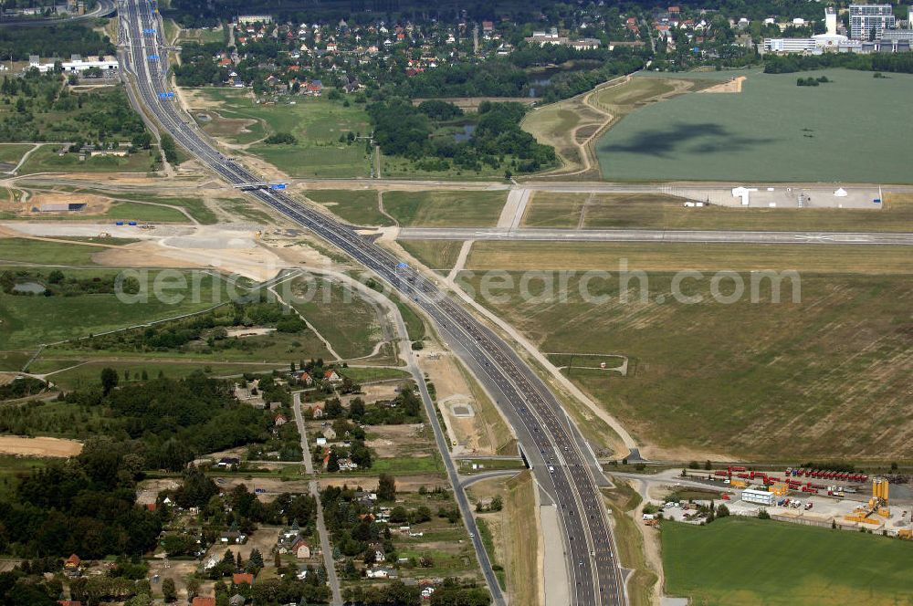 Aerial image Schönefeld - Blick auf den Bereich der Stadtautobahn / Zubringer A113n als südöstliches Tor zur Hauptstadt nach der Verkehrsfreigabe. Unter Berücksichtigung des Flughafens Berlin Brandenburg International wurde eine Verkehrskonzeption für den Ausbau des Straßennetzes im Raum Berlin-Schönefeld erarbeitet, die zwei Stufen umfasste. Die erste Stufe sah den vierstreifigen Ausbau der Bundesstraßen B 96a und B 179 mit der Anbindung des Flughafens über zwei Knotenpunkte vor. Inhalt der zweiten Stufe war der Anschluß der Bundesautobahn A 113 neu an die B 96a und B 179. SCHÜßLER Plan Ingenieurgesellschaft, BATEG, EUROVIA, Schüßler Plan