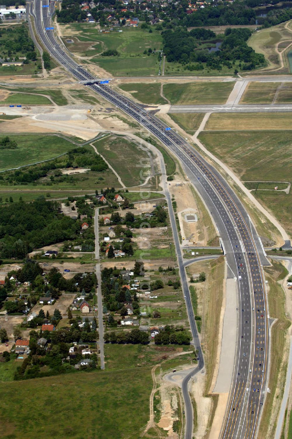 Aerial photograph Schönefeld - Blick auf den Bereich der Stadtautobahn / Zubringer A113n als südöstliches Tor zur Hauptstadt nach der Verkehrsfreigabe. Unter Berücksichtigung des Flughafens Berlin Brandenburg International wurde eine Verkehrskonzeption für den Ausbau des Straßennetzes im Raum Berlin-Schönefeld erarbeitet, die zwei Stufen umfasste. Die erste Stufe sah den vierstreifigen Ausbau der Bundesstraßen B 96a und B 179 mit der Anbindung des Flughafens über zwei Knotenpunkte vor. Inhalt der zweiten Stufe war der Anschluß der Bundesautobahn A 113 neu an die B 96a und B 179. SCHÜßLER Plan Ingenieurgesellschaft, BATEG, EUROVIA, Schüßler Plan