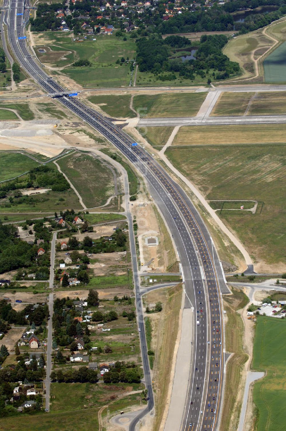 Schönefeld from above - Blick auf den Bereich der Stadtautobahn / Zubringer A113n als südöstliches Tor zur Hauptstadt nach der Verkehrsfreigabe. Unter Berücksichtigung des Flughafens Berlin Brandenburg International wurde eine Verkehrskonzeption für den Ausbau des Straßennetzes im Raum Berlin-Schönefeld erarbeitet, die zwei Stufen umfasste. Die erste Stufe sah den vierstreifigen Ausbau der Bundesstraßen B 96a und B 179 mit der Anbindung des Flughafens über zwei Knotenpunkte vor. Inhalt der zweiten Stufe war der Anschluß der Bundesautobahn A 113 neu an die B 96a und B 179. SCHÜßLER Plan Ingenieurgesellschaft, BATEG, EUROVIA, Schüßler Plan