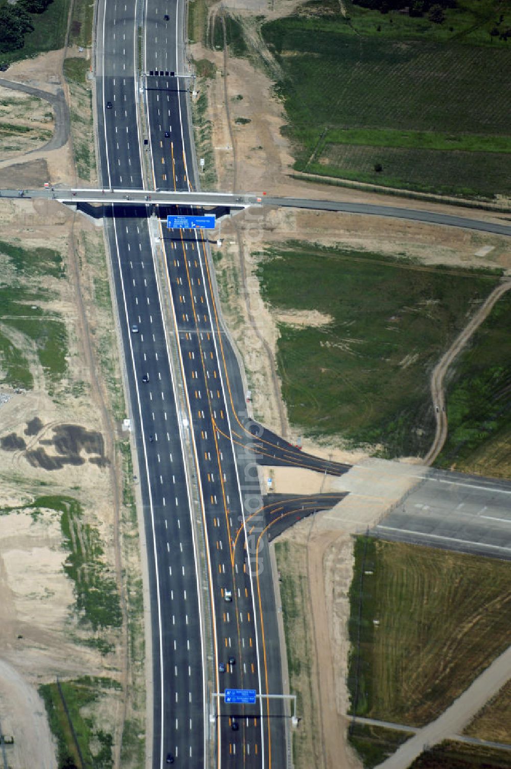 Schönefeld from the bird's eye view: Blick auf den Bereich der Stadtautobahn / Zubringer A113n als südöstliches Tor zur Hauptstadt nach der Verkehrsfreigabe. Unter Berücksichtigung des Flughafens Berlin Brandenburg International wurde eine Verkehrskonzeption für den Ausbau des Straßennetzes im Raum Berlin-Schönefeld erarbeitet, die zwei Stufen umfasste. Die erste Stufe sah den vierstreifigen Ausbau der Bundesstraßen B 96a und B 179 mit der Anbindung des Flughafens über zwei Knotenpunkte vor. Inhalt der zweiten Stufe war der Anschluß der Bundesautobahn A 113 neu an die B 96a und B 179. SCHÜßLER Plan Ingenieurgesellschaft, BATEG, EUROVIA, Schüßler Plan