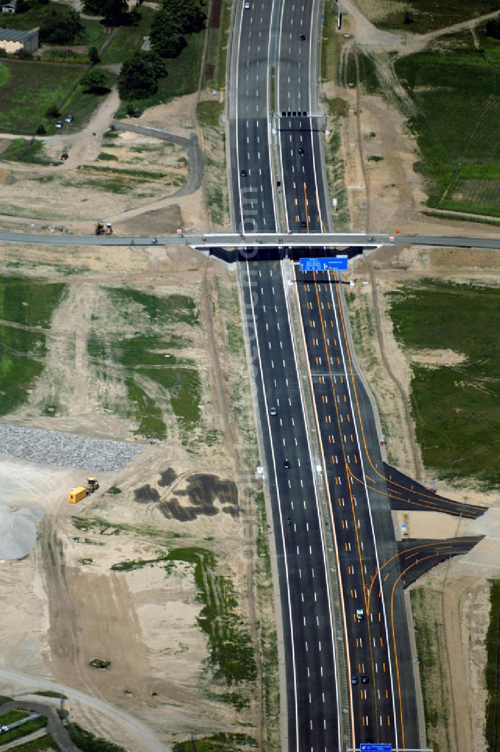 Aerial image Schönefeld - Blick auf den Bereich der Stadtautobahn / Zubringer A113n als südöstliches Tor zur Hauptstadt nach der Verkehrsfreigabe. Unter Berücksichtigung des Flughafens Berlin Brandenburg International wurde eine Verkehrskonzeption für den Ausbau des Straßennetzes im Raum Berlin-Schönefeld erarbeitet, die zwei Stufen umfasste. Die erste Stufe sah den vierstreifigen Ausbau der Bundesstraßen B 96a und B 179 mit der Anbindung des Flughafens über zwei Knotenpunkte vor. Inhalt der zweiten Stufe war der Anschluß der Bundesautobahn A 113 neu an die B 96a und B 179. SCHÜßLER Plan Ingenieurgesellschaft, BATEG, EUROVIA, Schüßler Plan