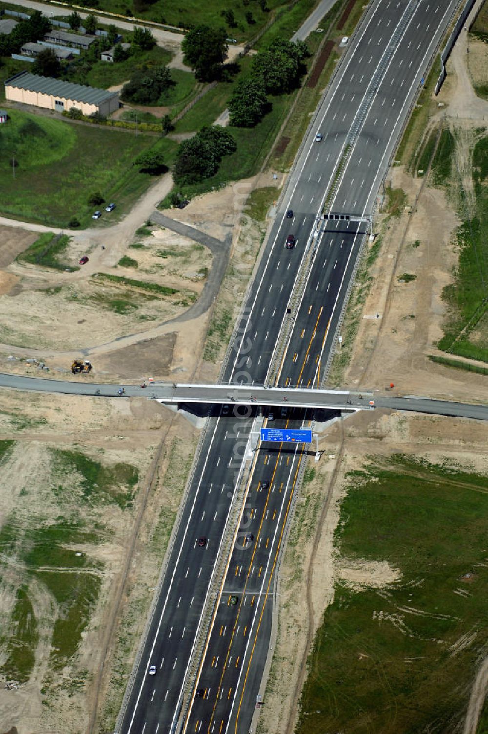 Aerial photograph Schönefeld - Blick auf den Bereich der Stadtautobahn / Zubringer A113n als südöstliches Tor zur Hauptstadt nach der Verkehrsfreigabe. Unter Berücksichtigung des Flughafens Berlin Brandenburg International wurde eine Verkehrskonzeption für den Ausbau des Straßennetzes im Raum Berlin-Schönefeld erarbeitet, die zwei Stufen umfasste. Die erste Stufe sah den vierstreifigen Ausbau der Bundesstraßen B 96a und B 179 mit der Anbindung des Flughafens über zwei Knotenpunkte vor. Inhalt der zweiten Stufe war der Anschluß der Bundesautobahn A 113 neu an die B 96a und B 179. SCHÜßLER Plan Ingenieurgesellschaft, BATEG, EUROVIA, Schüßler Plan