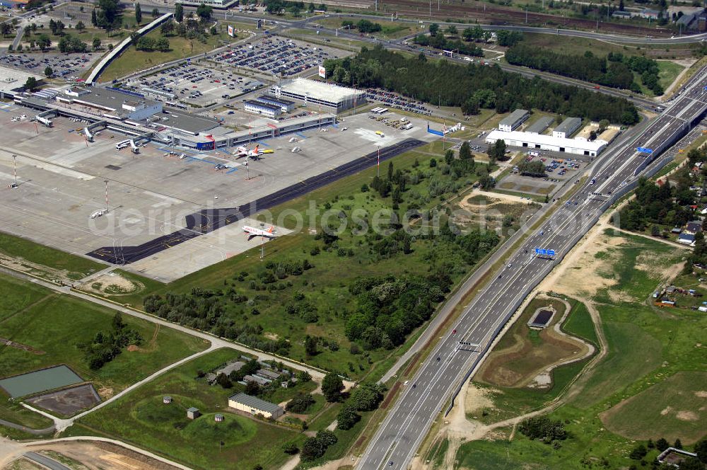 Schönefeld from above - Blick auf den Bereich der Stadtautobahn / Zubringer A113n als südöstliches Tor zur Hauptstadt nach der Verkehrsfreigabe. Unter Berücksichtigung des Flughafens Berlin Brandenburg International wurde eine Verkehrskonzeption für den Ausbau des Straßennetzes im Raum Berlin-Schönefeld erarbeitet, die zwei Stufen umfasste. Die erste Stufe sah den vierstreifigen Ausbau der Bundesstraßen B 96a und B 179 mit der Anbindung des Flughafens über zwei Knotenpunkte vor. Inhalt der zweiten Stufe war der Anschluß der Bundesautobahn A 113 neu an die B 96a und B 179. SCHÜßLER Plan Ingenieurgesellschaft, BATEG, EUROVIA, Schüßler Plan