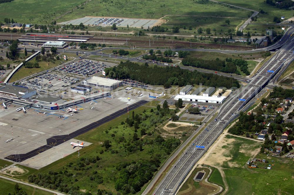 Schönefeld from the bird's eye view: Blick auf den Bereich der Stadtautobahn / Zubringer A113n als südöstliches Tor zur Hauptstadt nach der Verkehrsfreigabe. Unter Berücksichtigung des Flughafens Berlin Brandenburg International wurde eine Verkehrskonzeption für den Ausbau des Straßennetzes im Raum Berlin-Schönefeld erarbeitet, die zwei Stufen umfasste. Die erste Stufe sah den vierstreifigen Ausbau der Bundesstraßen B 96a und B 179 mit der Anbindung des Flughafens über zwei Knotenpunkte vor. Inhalt der zweiten Stufe war der Anschluß der Bundesautobahn A 113 neu an die B 96a und B 179. SCHÜßLER Plan Ingenieurgesellschaft, BATEG, EUROVIA, Schüßler Plan