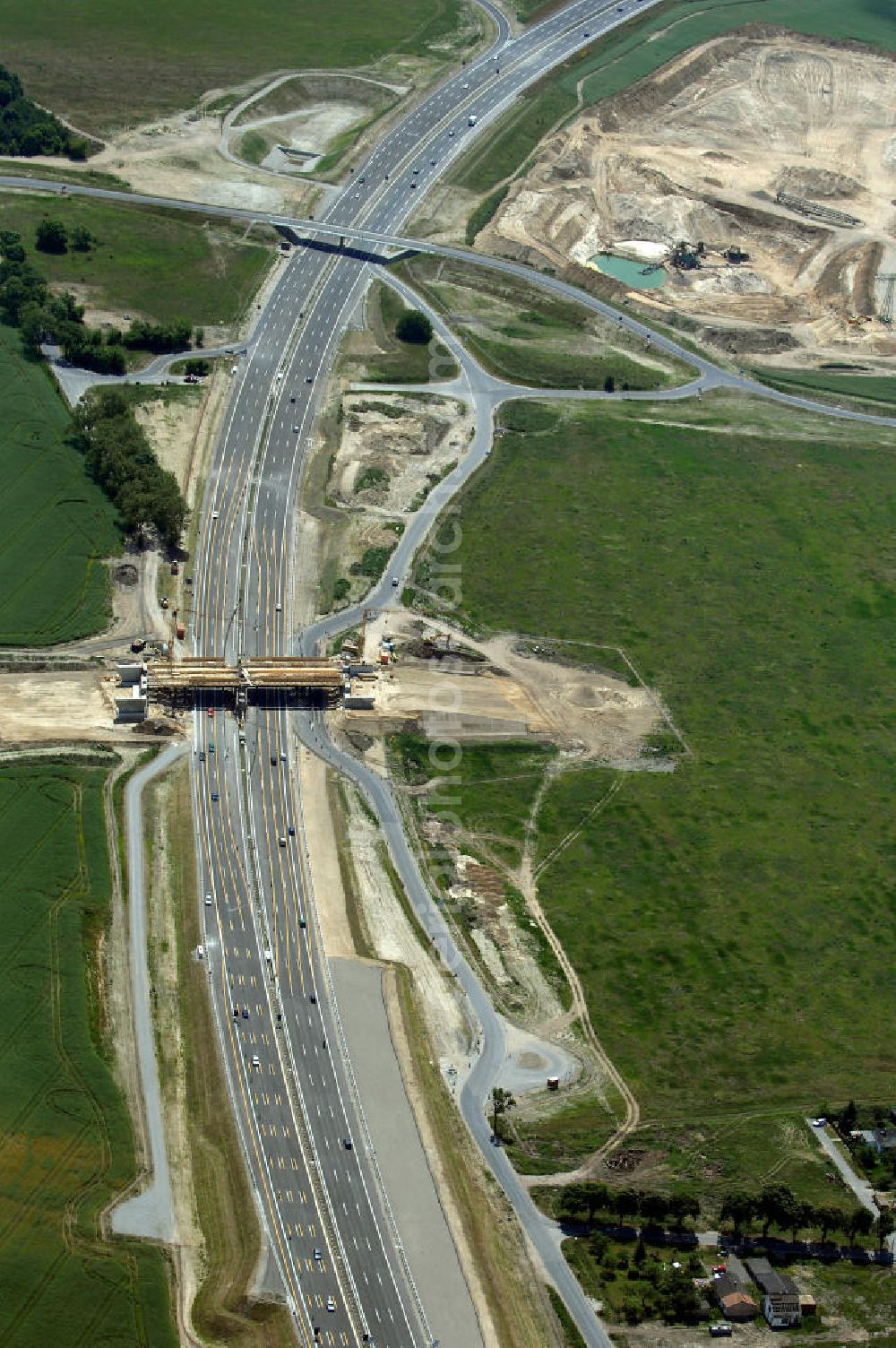 Aerial image Schönefeld - Blick auf den Bereich der Stadtautobahn / Zubringer A113n als südöstliches Tor zur Hauptstadt nach der Verkehrsfreigabe. Unter Berücksichtigung des Flughafens Berlin Brandenburg International wurde eine Verkehrskonzeption für den Ausbau des Straßennetzes im Raum Berlin-Schönefeld erarbeitet, die zwei Stufen umfasste. Die erste Stufe sah den vierstreifigen Ausbau der Bundesstraßen B 96a und B 179 mit der Anbindung des Flughafens über zwei Knotenpunkte vor. Inhalt der zweiten Stufe war der Anschluß der Bundesautobahn A 113 neu an die B 96a und B 179. SCHÜßLER Plan Ingenieurgesellschaft, BATEG, EUROVIA, Schüßler Plan