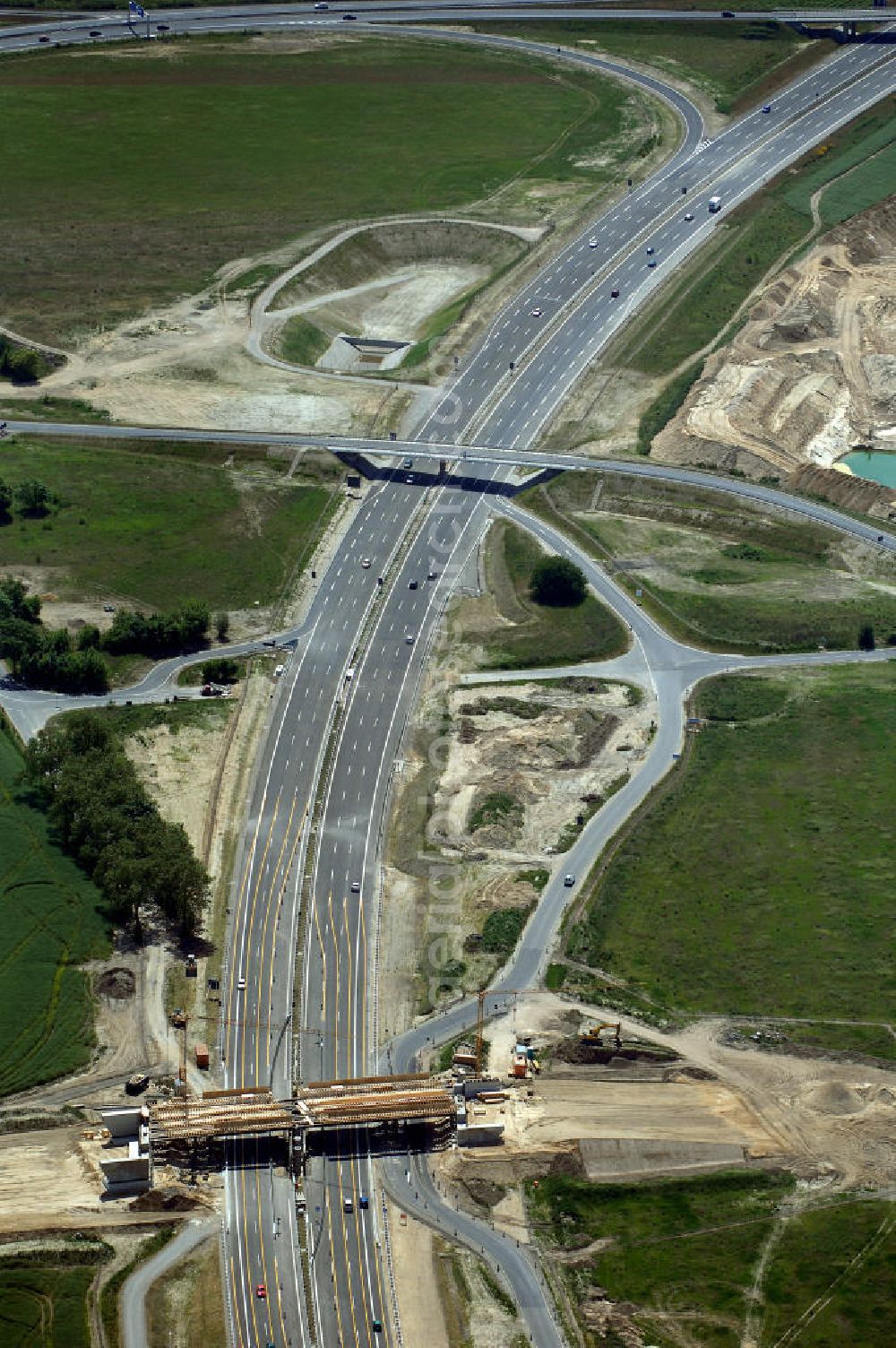 Aerial photograph Schönefeld - Blick auf den Bereich der Stadtautobahn / Zubringer A113n als südöstliches Tor zur Hauptstadt nach der Verkehrsfreigabe. Unter Berücksichtigung des Flughafens Berlin Brandenburg International wurde eine Verkehrskonzeption für den Ausbau des Straßennetzes im Raum Berlin-Schönefeld erarbeitet, die zwei Stufen umfasste. Die erste Stufe sah den vierstreifigen Ausbau der Bundesstraßen B 96a und B 179 mit der Anbindung des Flughafens über zwei Knotenpunkte vor. Inhalt der zweiten Stufe war der Anschluß der Bundesautobahn A 113 neu an die B 96a und B 179. SCHÜßLER Plan Ingenieurgesellschaft, BATEG, EUROVIA, Schüßler Plan