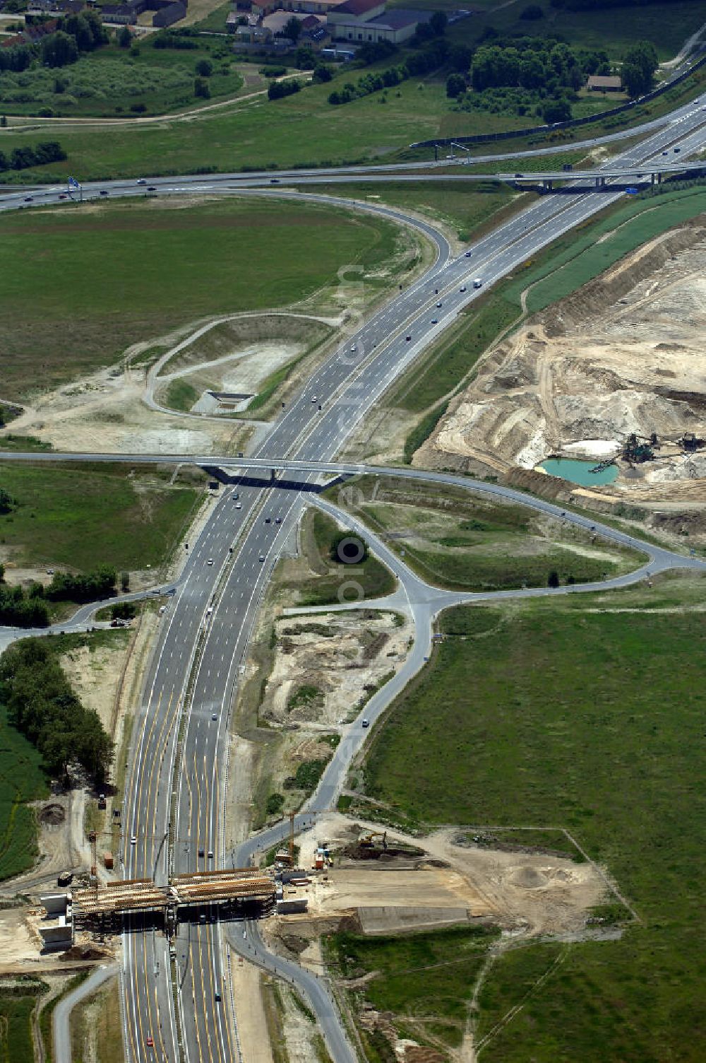 Schönefeld from above - Blick auf den Bereich der Stadtautobahn / Zubringer A113n als südöstliches Tor zur Hauptstadt nach der Verkehrsfreigabe. Unter Berücksichtigung des Flughafens Berlin Brandenburg International wurde eine Verkehrskonzeption für den Ausbau des Straßennetzes im Raum Berlin-Schönefeld erarbeitet, die zwei Stufen umfasste. Die erste Stufe sah den vierstreifigen Ausbau der Bundesstraßen B 96a und B 179 mit der Anbindung des Flughafens über zwei Knotenpunkte vor. Inhalt der zweiten Stufe war der Anschluß der Bundesautobahn A 113 neu an die B 96a und B 179. SCHÜßLER Plan Ingenieurgesellschaft, BATEG, EUROVIA, Schüßler Plan