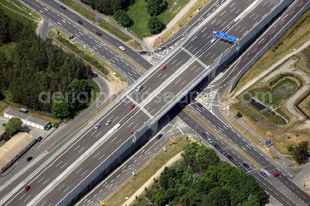 Schönefeld from the bird's eye view: Blick auf den Bereich der Stadtautobahn / Zubringer A113n als südöstliches Tor zur Hauptstadt nach der Verkehrsfreigabe. Unter Berücksichtigung des Flughafens Berlin Brandenburg International wurde eine Verkehrskonzeption für den Ausbau des Straßennetzes im Raum Berlin-Schönefeld erarbeitet, die zwei Stufen umfasste. Die erste Stufe sah den vierstreifigen Ausbau der Bundesstraßen B 96a und B 179 mit der Anbindung des Flughafens über zwei Knotenpunkte vor. Inhalt der zweiten Stufe war der Anschluß der Bundesautobahn A 113 neu an die B 96a und B 179. SCHÜßLER Plan Ingenieurgesellschaft, BATEG, EUROVIA, Schüßler Plan