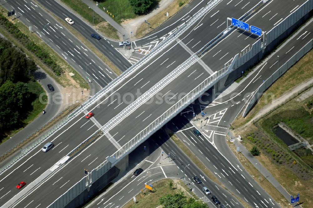 Aerial image Schönefeld - Blick auf den Bereich der Stadtautobahn / Zubringer A113n als südöstliches Tor zur Hauptstadt nach der Verkehrsfreigabe. Unter Berücksichtigung des Flughafens Berlin Brandenburg International wurde eine Verkehrskonzeption für den Ausbau des Straßennetzes im Raum Berlin-Schönefeld erarbeitet, die zwei Stufen umfasste. Die erste Stufe sah den vierstreifigen Ausbau der Bundesstraßen B 96a und B 179 mit der Anbindung des Flughafens über zwei Knotenpunkte vor. Inhalt der zweiten Stufe war der Anschluß der Bundesautobahn A 113 neu an die B 96a und B 179. SCHÜßLER Plan Ingenieurgesellschaft, BATEG, EUROVIA, Schüßler Plan