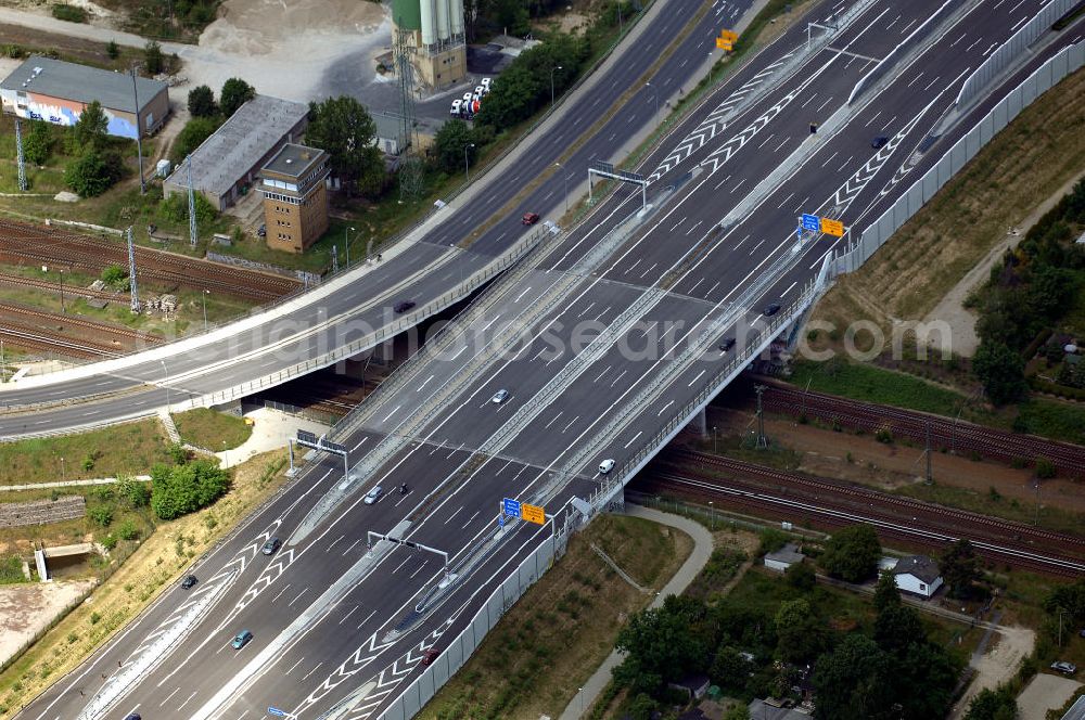 Aerial photograph Schönefeld - Blick auf den Bereich der Stadtautobahn / Zubringer A113n als südöstliches Tor zur Hauptstadt nach der Verkehrsfreigabe. Unter Berücksichtigung des Flughafens Berlin Brandenburg International wurde eine Verkehrskonzeption für den Ausbau des Straßennetzes im Raum Berlin-Schönefeld erarbeitet, die zwei Stufen umfasste. Die erste Stufe sah den vierstreifigen Ausbau der Bundesstraßen B 96a und B 179 mit der Anbindung des Flughafens über zwei Knotenpunkte vor. Inhalt der zweiten Stufe war der Anschluß der Bundesautobahn A 113 neu an die B 96a und B 179. SCHÜßLER Plan Ingenieurgesellschaft, BATEG, EUROVIA, Schüßler Plan