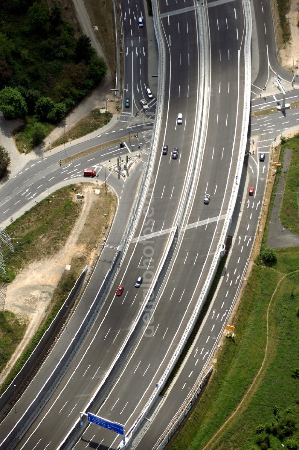 Schönefeld from above - Blick auf den Bereich der Stadtautobahn / Zubringer A113n als südöstliches Tor zur Hauptstadt nach der Verkehrsfreigabe. Unter Berücksichtigung des Flughafens Berlin Brandenburg International wurde eine Verkehrskonzeption für den Ausbau des Straßennetzes im Raum Berlin-Schönefeld erarbeitet, die zwei Stufen umfasste. Die erste Stufe sah den vierstreifigen Ausbau der Bundesstraßen B 96a und B 179 mit der Anbindung des Flughafens über zwei Knotenpunkte vor. Inhalt der zweiten Stufe war der Anschluß der Bundesautobahn A 113 neu an die B 96a und B 179. SCHÜßLER Plan Ingenieurgesellschaft, BATEG, EUROVIA, Schüßler Plan