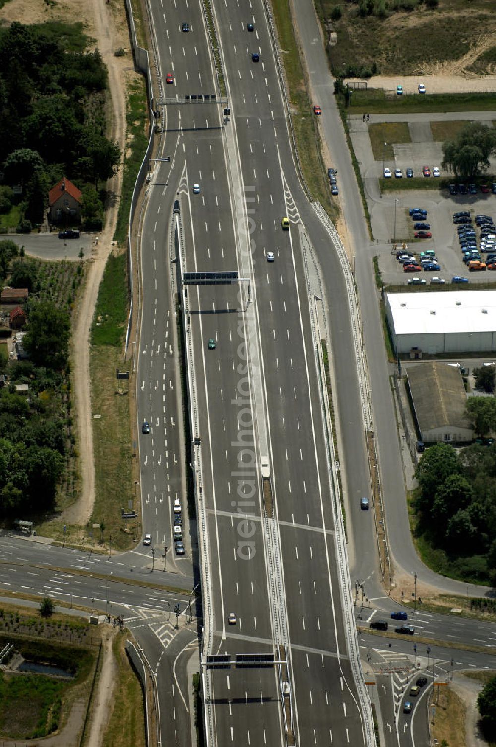 Aerial image Schönefeld - Blick auf den Bereich der Stadtautobahn / Zubringer A113n als südöstliches Tor zur Hauptstadt nach der Verkehrsfreigabe. Unter Berücksichtigung des Flughafens Berlin Brandenburg International wurde eine Verkehrskonzeption für den Ausbau des Straßennetzes im Raum Berlin-Schönefeld erarbeitet, die zwei Stufen umfasste. Die erste Stufe sah den vierstreifigen Ausbau der Bundesstraßen B 96a und B 179 mit der Anbindung des Flughafens über zwei Knotenpunkte vor. Inhalt der zweiten Stufe war der Anschluß der Bundesautobahn A 113 neu an die B 96a und B 179. SCHÜßLER Plan Ingenieurgesellschaft, BATEG, EUROVIA, Schüßler Plan