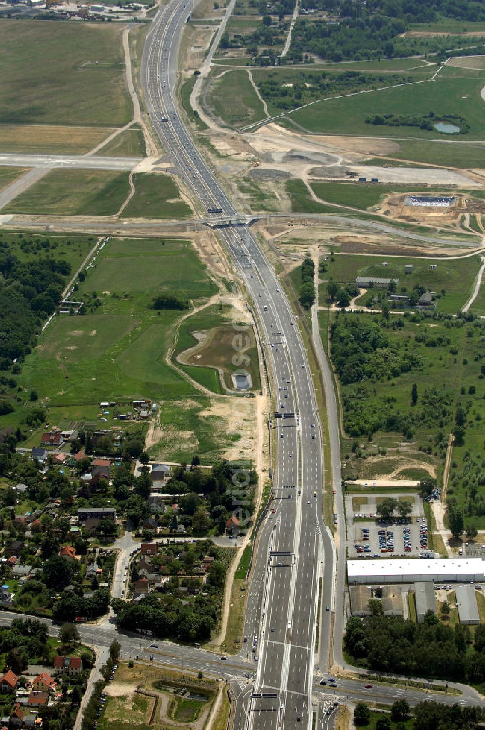 Aerial photograph Schönefeld - Blick auf den Bereich der Stadtautobahn / Zubringer A113n als südöstliches Tor zur Hauptstadt nach der Verkehrsfreigabe. Unter Berücksichtigung des Flughafens Berlin Brandenburg International wurde eine Verkehrskonzeption für den Ausbau des Straßennetzes im Raum Berlin-Schönefeld erarbeitet, die zwei Stufen umfasste. Die erste Stufe sah den vierstreifigen Ausbau der Bundesstraßen B 96a und B 179 mit der Anbindung des Flughafens über zwei Knotenpunkte vor. Inhalt der zweiten Stufe war der Anschluß der Bundesautobahn A 113 neu an die B 96a und B 179. SCHÜßLER Plan Ingenieurgesellschaft, BATEG, EUROVIA, Schüßler Plan