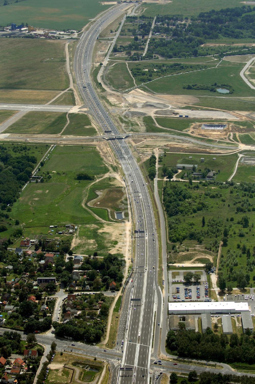 Schönefeld from above - Blick auf den Bereich der Stadtautobahn / Zubringer A113n als südöstliches Tor zur Hauptstadt nach der Verkehrsfreigabe. Unter Berücksichtigung des Flughafens Berlin Brandenburg International wurde eine Verkehrskonzeption für den Ausbau des Straßennetzes im Raum Berlin-Schönefeld erarbeitet, die zwei Stufen umfasste. Die erste Stufe sah den vierstreifigen Ausbau der Bundesstraßen B 96a und B 179 mit der Anbindung des Flughafens über zwei Knotenpunkte vor. Inhalt der zweiten Stufe war der Anschluß der Bundesautobahn A 113 neu an die B 96a und B 179. SCHÜßLER Plan Ingenieurgesellschaft, BATEG, EUROVIA, Schüßler Plan