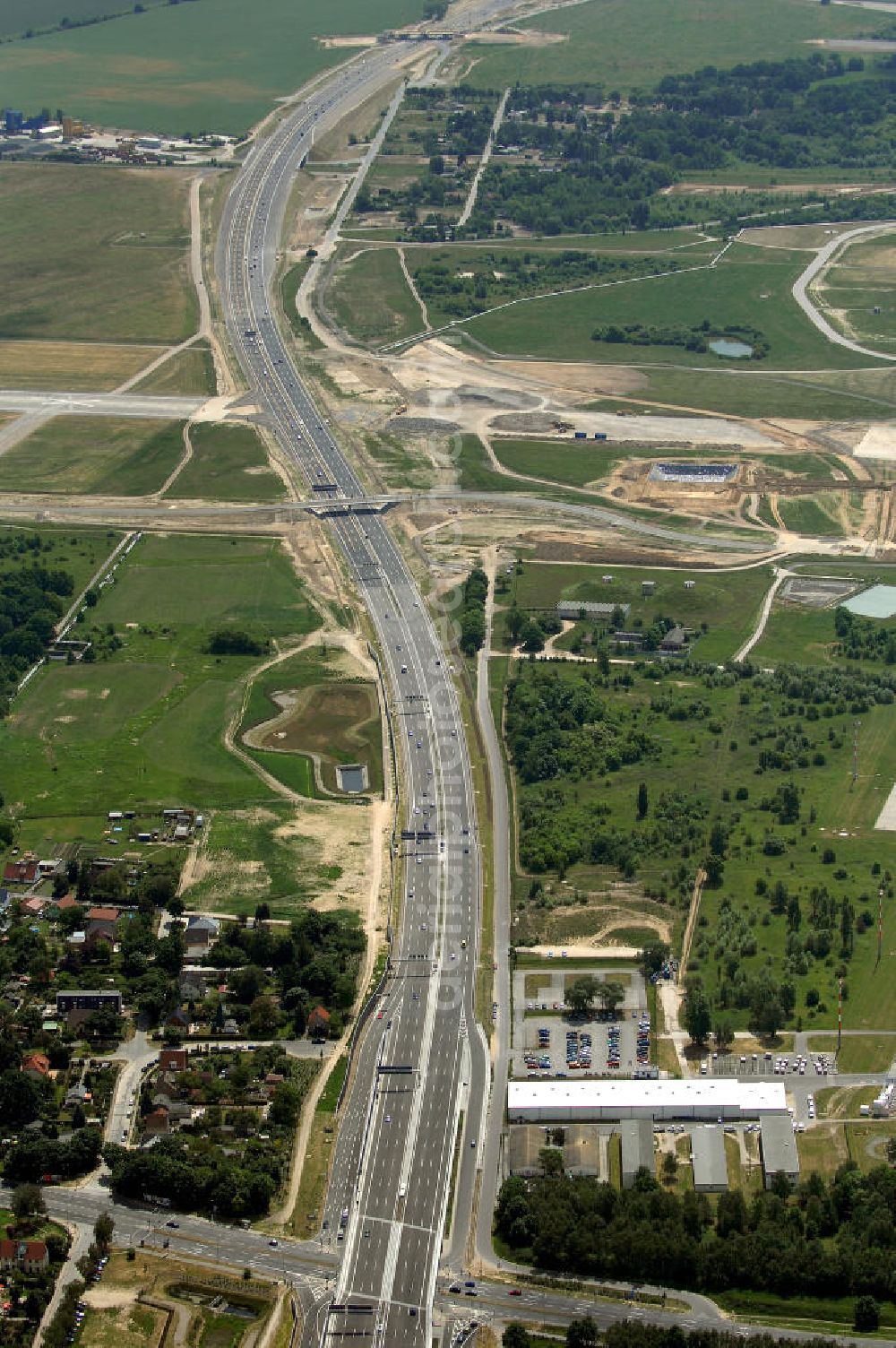 Schönefeld from the bird's eye view: Blick auf den Bereich der Stadtautobahn / Zubringer A113n als südöstliches Tor zur Hauptstadt nach der Verkehrsfreigabe. Unter Berücksichtigung des Flughafens Berlin Brandenburg International wurde eine Verkehrskonzeption für den Ausbau des Straßennetzes im Raum Berlin-Schönefeld erarbeitet, die zwei Stufen umfasste. Die erste Stufe sah den vierstreifigen Ausbau der Bundesstraßen B 96a und B 179 mit der Anbindung des Flughafens über zwei Knotenpunkte vor. Inhalt der zweiten Stufe war der Anschluß der Bundesautobahn A 113 neu an die B 96a und B 179. SCHÜßLER Plan Ingenieurgesellschaft, BATEG, EUROVIA, Schüßler Plan