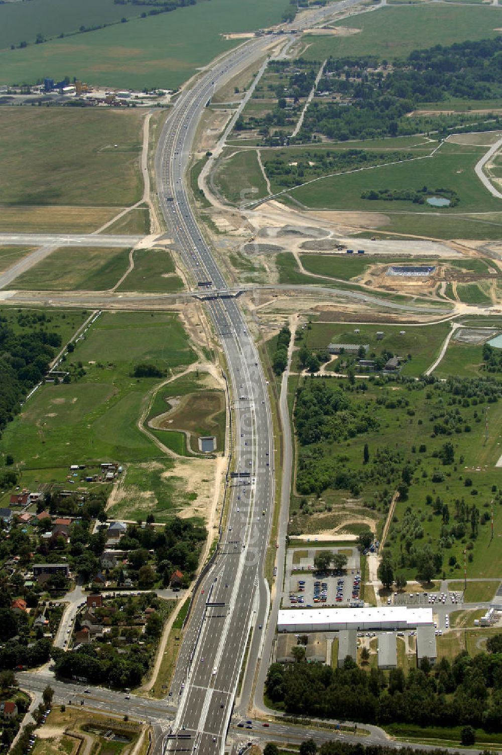 Aerial image Schönefeld - Blick auf den Bereich der Stadtautobahn / Zubringer A113n als südöstliches Tor zur Hauptstadt nach der Verkehrsfreigabe. Unter Berücksichtigung des Flughafens Berlin Brandenburg International wurde eine Verkehrskonzeption für den Ausbau des Straßennetzes im Raum Berlin-Schönefeld erarbeitet, die zwei Stufen umfasste. Die erste Stufe sah den vierstreifigen Ausbau der Bundesstraßen B 96a und B 179 mit der Anbindung des Flughafens über zwei Knotenpunkte vor. Inhalt der zweiten Stufe war der Anschluß der Bundesautobahn A 113 neu an die B 96a und B 179. SCHÜßLER Plan Ingenieurgesellschaft, BATEG, EUROVIA, Schüßler Plan