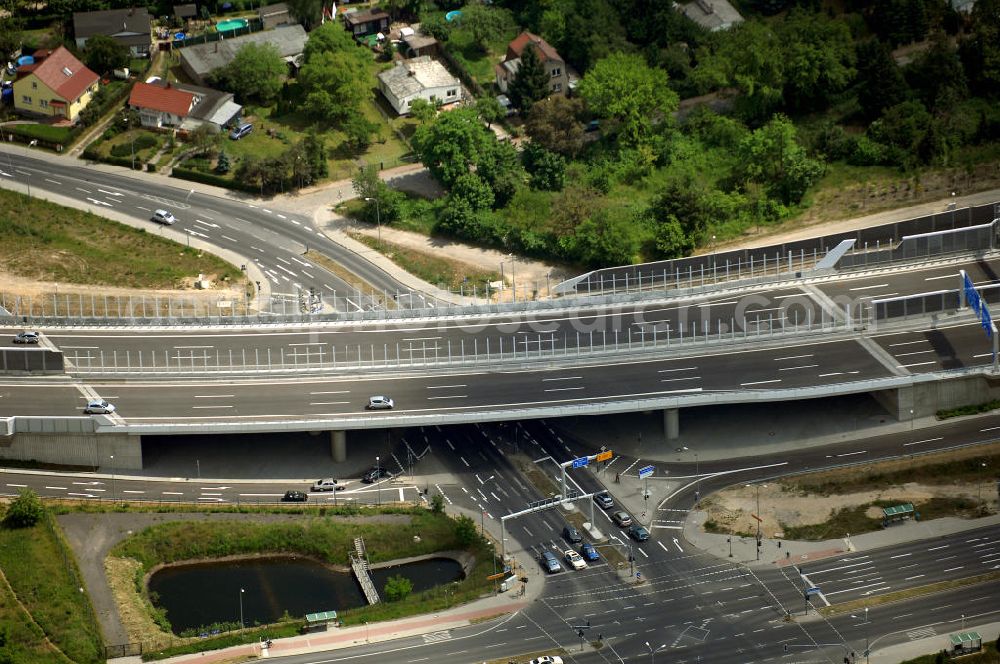 Aerial image Schönefeld - Blick auf den Bereich der Stadtautobahn / Zubringer A113n als südöstliches Tor zur Hauptstadt nach der Verkehrsfreigabe. Unter Berücksichtigung des Flughafens Berlin Brandenburg International wurde eine Verkehrskonzeption für den Ausbau des Straßennetzes im Raum Berlin-Schönefeld erarbeitet, die zwei Stufen umfasste. Die erste Stufe sah den vierstreifigen Ausbau der Bundesstraßen B 96a und B 179 mit der Anbindung des Flughafens über zwei Knotenpunkte vor. Inhalt der zweiten Stufe war der Anschluß der Bundesautobahn A 113 neu an die B 96a und B 179. SCHÜßLER Plan Ingenieurgesellschaft, BATEG, EUROVIA, Schüßler Plan