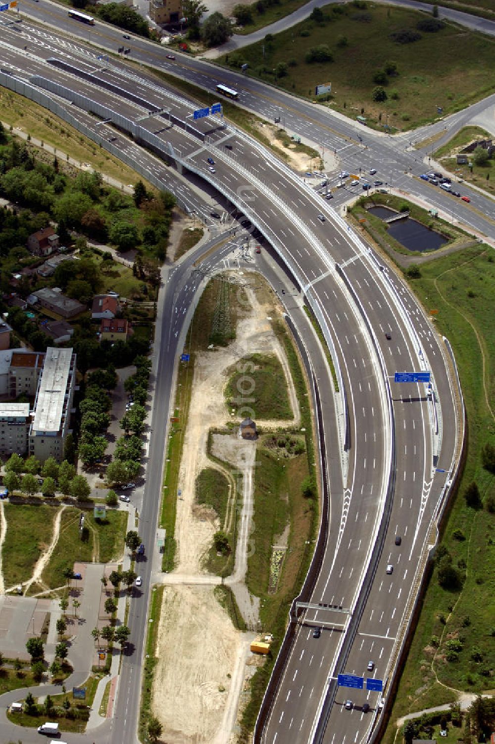 Aerial photograph Schönefeld - Blick auf den Bereich der Stadtautobahn / Zubringer A113n als südöstliches Tor zur Hauptstadt nach der Verkehrsfreigabe. Unter Berücksichtigung des Flughafens Berlin Brandenburg International wurde eine Verkehrskonzeption für den Ausbau des Straßennetzes im Raum Berlin-Schönefeld erarbeitet, die zwei Stufen umfasste. Die erste Stufe sah den vierstreifigen Ausbau der Bundesstraßen B 96a und B 179 mit der Anbindung des Flughafens über zwei Knotenpunkte vor. Inhalt der zweiten Stufe war der Anschluß der Bundesautobahn A 113 neu an die B 96a und B 179. SCHÜßLER Plan Ingenieurgesellschaft, BATEG, EUROVIA, Schüßler Plan