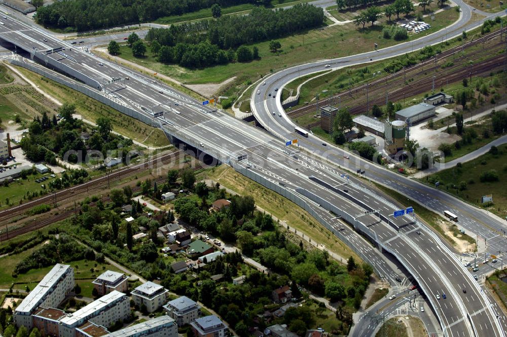 Schönefeld from above - Blick auf den Bereich der Stadtautobahn / Zubringer A113n als südöstliches Tor zur Hauptstadt nach der Verkehrsfreigabe. Unter Berücksichtigung des Flughafens Berlin Brandenburg International wurde eine Verkehrskonzeption für den Ausbau des Straßennetzes im Raum Berlin-Schönefeld erarbeitet, die zwei Stufen umfasste. Die erste Stufe sah den vierstreifigen Ausbau der Bundesstraßen B 96a und B 179 mit der Anbindung des Flughafens über zwei Knotenpunkte vor. Inhalt der zweiten Stufe war der Anschluß der Bundesautobahn A 113 neu an die B 96a und B 179. SCHÜßLER Plan Ingenieurgesellschaft, BATEG, EUROVIA, Schüßler Plan