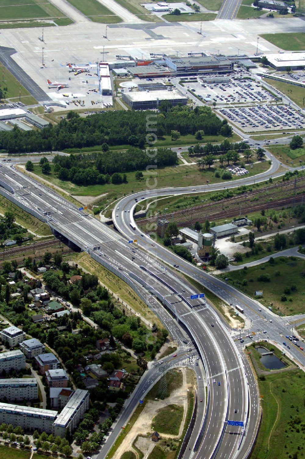 Schönefeld from the bird's eye view: Blick auf den Bereich der Stadtautobahn / Zubringer A113n als südöstliches Tor zur Hauptstadt nach der Verkehrsfreigabe. Unter Berücksichtigung des Flughafens Berlin Brandenburg International wurde eine Verkehrskonzeption für den Ausbau des Straßennetzes im Raum Berlin-Schönefeld erarbeitet, die zwei Stufen umfasste. Die erste Stufe sah den vierstreifigen Ausbau der Bundesstraßen B 96a und B 179 mit der Anbindung des Flughafens über zwei Knotenpunkte vor. Inhalt der zweiten Stufe war der Anschluß der Bundesautobahn A 113 neu an die B 96a und B 179. SCHÜßLER Plan Ingenieurgesellschaft, BATEG, EUROVIA, Schüßler Plan