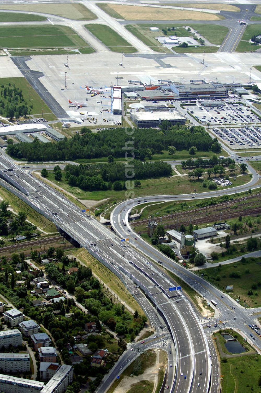 Aerial image Schönefeld - Blick auf den Bereich der Stadtautobahn / Zubringer A113n als südöstliches Tor zur Hauptstadt nach der Verkehrsfreigabe. Unter Berücksichtigung des Flughafens Berlin Brandenburg International wurde eine Verkehrskonzeption für den Ausbau des Straßennetzes im Raum Berlin-Schönefeld erarbeitet, die zwei Stufen umfasste. Die erste Stufe sah den vierstreifigen Ausbau der Bundesstraßen B 96a und B 179 mit der Anbindung des Flughafens über zwei Knotenpunkte vor. Inhalt der zweiten Stufe war der Anschluß der Bundesautobahn A 113 neu an die B 96a und B 179. SCHÜßLER Plan Ingenieurgesellschaft, BATEG, EUROVIA, Schüßler Plan