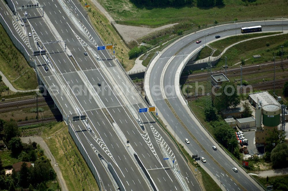 Aerial photograph Schönefeld - Blick auf den Bereich der Stadtautobahn / Zubringer A113n als südöstliches Tor zur Hauptstadt nach der Verkehrsfreigabe. Unter Berücksichtigung des Flughafens Berlin Brandenburg International wurde eine Verkehrskonzeption für den Ausbau des Straßennetzes im Raum Berlin-Schönefeld erarbeitet, die zwei Stufen umfasste. Die erste Stufe sah den vierstreifigen Ausbau der Bundesstraßen B 96a und B 179 mit der Anbindung des Flughafens über zwei Knotenpunkte vor. Inhalt der zweiten Stufe war der Anschluß der Bundesautobahn A 113 neu an die B 96a und B 179. SCHÜßLER Plan Ingenieurgesellschaft, BATEG, EUROVIA, Schüßler Plan