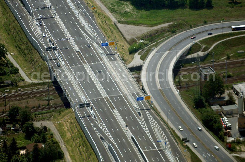 Schönefeld from above - Blick auf den Bereich der Stadtautobahn / Zubringer A113n als südöstliches Tor zur Hauptstadt nach der Verkehrsfreigabe. Unter Berücksichtigung des Flughafens Berlin Brandenburg International wurde eine Verkehrskonzeption für den Ausbau des Straßennetzes im Raum Berlin-Schönefeld erarbeitet, die zwei Stufen umfasste. Die erste Stufe sah den vierstreifigen Ausbau der Bundesstraßen B 96a und B 179 mit der Anbindung des Flughafens über zwei Knotenpunkte vor. Inhalt der zweiten Stufe war der Anschluß der Bundesautobahn A 113 neu an die B 96a und B 179. SCHÜßLER Plan Ingenieurgesellschaft, BATEG, EUROVIA, Schüßler Plan