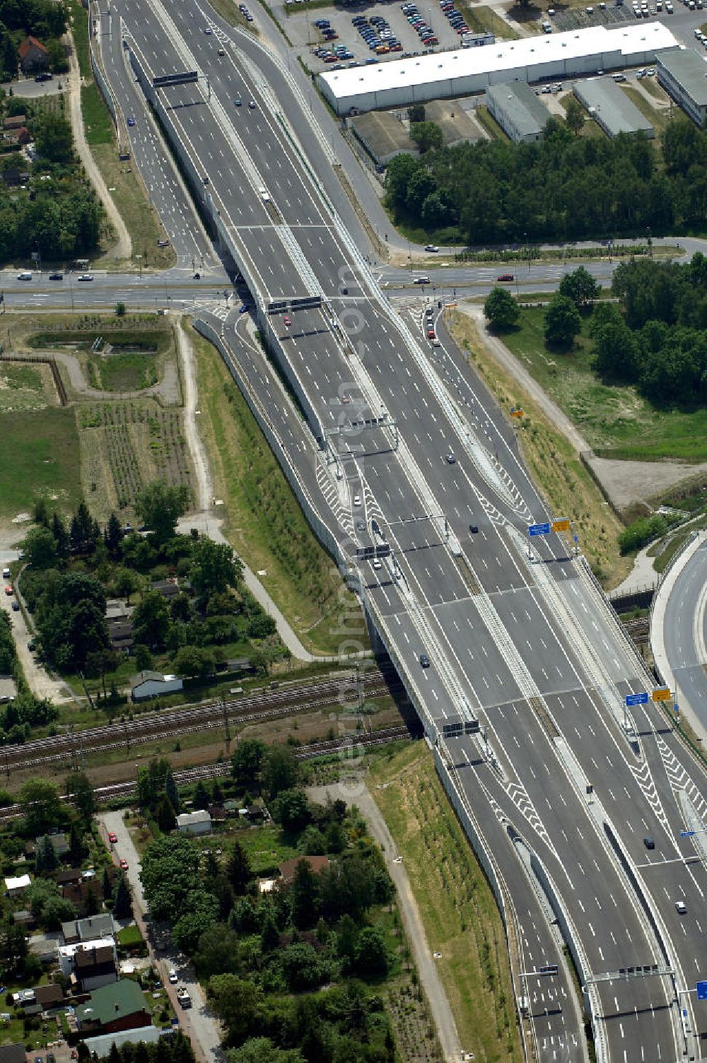 Schönefeld from the bird's eye view: Blick auf den Bereich der Stadtautobahn / Zubringer A113n als südöstliches Tor zur Hauptstadt nach der Verkehrsfreigabe. Unter Berücksichtigung des Flughafens Berlin Brandenburg International wurde eine Verkehrskonzeption für den Ausbau des Straßennetzes im Raum Berlin-Schönefeld erarbeitet, die zwei Stufen umfasste. Die erste Stufe sah den vierstreifigen Ausbau der Bundesstraßen B 96a und B 179 mit der Anbindung des Flughafens über zwei Knotenpunkte vor. Inhalt der zweiten Stufe war der Anschluß der Bundesautobahn A 113 neu an die B 96a und B 179. SCHÜßLER Plan Ingenieurgesellschaft, BATEG, EUROVIA, Schüßler Plan