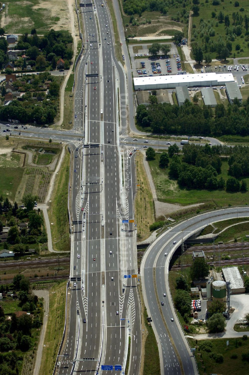 Aerial image Schönefeld - Blick auf den Bereich der Stadtautobahn / Zubringer A113n als südöstliches Tor zur Hauptstadt nach der Verkehrsfreigabe. Unter Berücksichtigung des Flughafens Berlin Brandenburg International wurde eine Verkehrskonzeption für den Ausbau des Straßennetzes im Raum Berlin-Schönefeld erarbeitet, die zwei Stufen umfasste. Die erste Stufe sah den vierstreifigen Ausbau der Bundesstraßen B 96a und B 179 mit der Anbindung des Flughafens über zwei Knotenpunkte vor. Inhalt der zweiten Stufe war der Anschluß der Bundesautobahn A 113 neu an die B 96a und B 179. SCHÜßLER Plan Ingenieurgesellschaft, BATEG, EUROVIA, Schüßler Plan