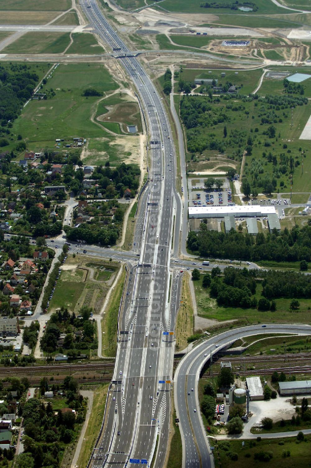 Aerial photograph Schönefeld - Blick auf den Bereich der Stadtautobahn / Zubringer A113n als südöstliches Tor zur Hauptstadt nach der Verkehrsfreigabe. Unter Berücksichtigung des Flughafens Berlin Brandenburg International wurde eine Verkehrskonzeption für den Ausbau des Straßennetzes im Raum Berlin-Schönefeld erarbeitet, die zwei Stufen umfasste. Die erste Stufe sah den vierstreifigen Ausbau der Bundesstraßen B 96a und B 179 mit der Anbindung des Flughafens über zwei Knotenpunkte vor. Inhalt der zweiten Stufe war der Anschluß der Bundesautobahn A 113 neu an die B 96a und B 179. SCHÜßLER Plan Ingenieurgesellschaft, BATEG, EUROVIA, Schüßler Plan