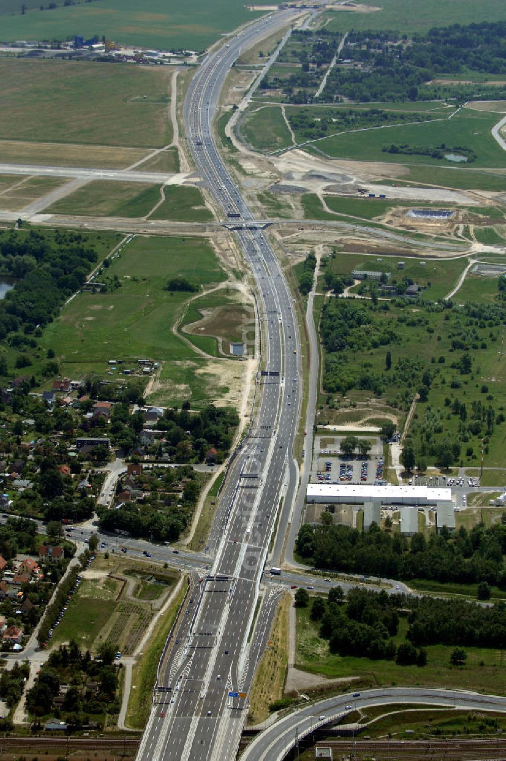 Schönefeld from above - Blick auf den Bereich der Stadtautobahn / Zubringer A113n als südöstliches Tor zur Hauptstadt nach der Verkehrsfreigabe. Unter Berücksichtigung des Flughafens Berlin Brandenburg International wurde eine Verkehrskonzeption für den Ausbau des Straßennetzes im Raum Berlin-Schönefeld erarbeitet, die zwei Stufen umfasste. Die erste Stufe sah den vierstreifigen Ausbau der Bundesstraßen B 96a und B 179 mit der Anbindung des Flughafens über zwei Knotenpunkte vor. Inhalt der zweiten Stufe war der Anschluß der Bundesautobahn A 113 neu an die B 96a und B 179. SCHÜßLER Plan Ingenieurgesellschaft, BATEG, EUROVIA, Schüßler Plan