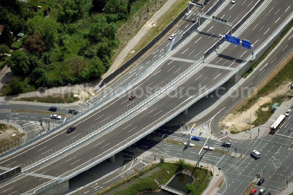 Aerial image Schönefeld - Blick auf den Bereich der Stadtautobahn / Zubringer A113n als südöstliches Tor zur Hauptstadt nach der Verkehrsfreigabe. Unter Berücksichtigung des Flughafens Berlin Brandenburg International wurde eine Verkehrskonzeption für den Ausbau des Straßennetzes im Raum Berlin-Schönefeld erarbeitet, die zwei Stufen umfasste. Die erste Stufe sah den vierstreifigen Ausbau der Bundesstraßen B 96a und B 179 mit der Anbindung des Flughafens über zwei Knotenpunkte vor. Inhalt der zweiten Stufe war der Anschluß der Bundesautobahn A 113 neu an die B 96a und B 179. SCHÜßLER Plan Ingenieurgesellschaft, BATEG, EUROVIA, Schüßler Plan