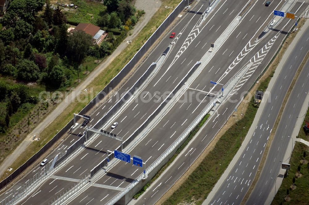 Aerial photograph Schönefeld - Blick auf den Bereich der Stadtautobahn / Zubringer A113n als südöstliches Tor zur Hauptstadt nach der Verkehrsfreigabe. Unter Berücksichtigung des Flughafens Berlin Brandenburg International wurde eine Verkehrskonzeption für den Ausbau des Straßennetzes im Raum Berlin-Schönefeld erarbeitet, die zwei Stufen umfasste. Die erste Stufe sah den vierstreifigen Ausbau der Bundesstraßen B 96a und B 179 mit der Anbindung des Flughafens über zwei Knotenpunkte vor. Inhalt der zweiten Stufe war der Anschluß der Bundesautobahn A 113 neu an die B 96a und B 179. SCHÜßLER Plan Ingenieurgesellschaft, BATEG, EUROVIA, Schüßler Plan