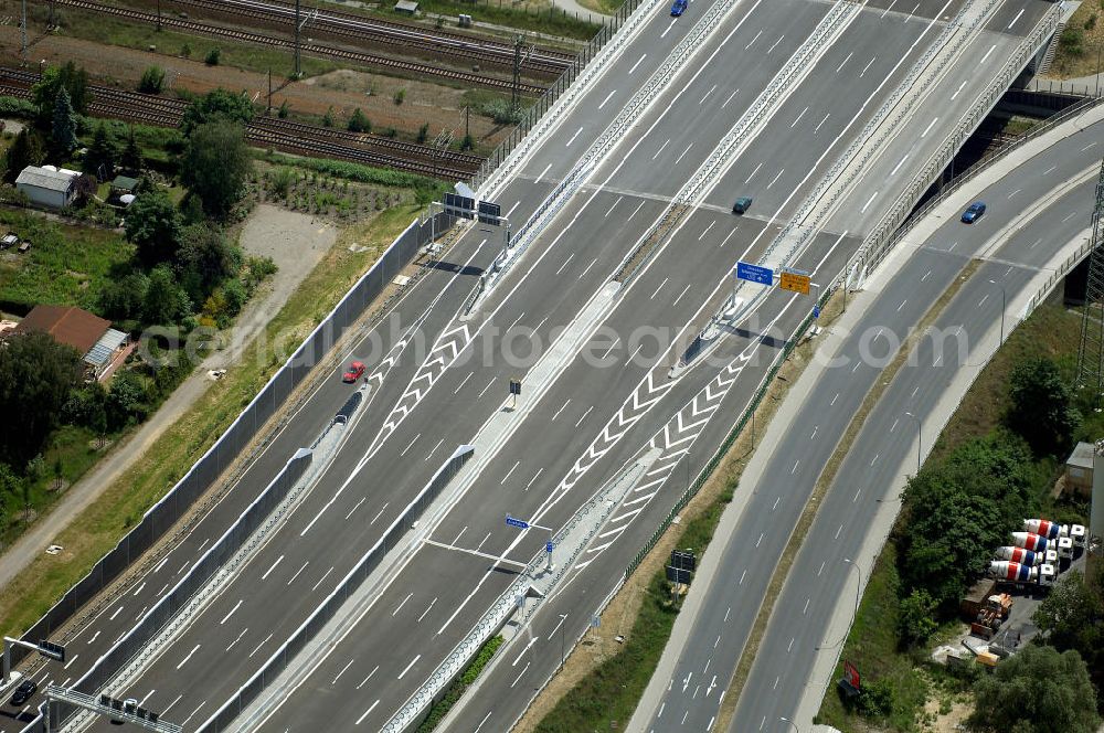 Schönefeld from above - Blick auf den Bereich der Stadtautobahn / Zubringer A113n als südöstliches Tor zur Hauptstadt nach der Verkehrsfreigabe. Unter Berücksichtigung des Flughafens Berlin Brandenburg International wurde eine Verkehrskonzeption für den Ausbau des Straßennetzes im Raum Berlin-Schönefeld erarbeitet, die zwei Stufen umfasste. Die erste Stufe sah den vierstreifigen Ausbau der Bundesstraßen B 96a und B 179 mit der Anbindung des Flughafens über zwei Knotenpunkte vor. Inhalt der zweiten Stufe war der Anschluß der Bundesautobahn A 113 neu an die B 96a und B 179. SCHÜßLER Plan Ingenieurgesellschaft, BATEG, EUROVIA, Schüßler Plan