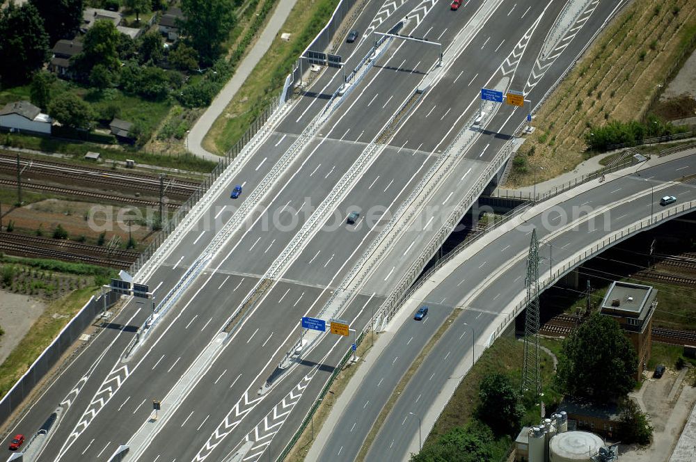 Schönefeld from the bird's eye view: Blick auf den Bereich der Stadtautobahn / Zubringer A113n als südöstliches Tor zur Hauptstadt nach der Verkehrsfreigabe. Unter Berücksichtigung des Flughafens Berlin Brandenburg International wurde eine Verkehrskonzeption für den Ausbau des Straßennetzes im Raum Berlin-Schönefeld erarbeitet, die zwei Stufen umfasste. Die erste Stufe sah den vierstreifigen Ausbau der Bundesstraßen B 96a und B 179 mit der Anbindung des Flughafens über zwei Knotenpunkte vor. Inhalt der zweiten Stufe war der Anschluß der Bundesautobahn A 113 neu an die B 96a und B 179. SCHÜßLER Plan Ingenieurgesellschaft, BATEG, EUROVIA, Schüßler Plan