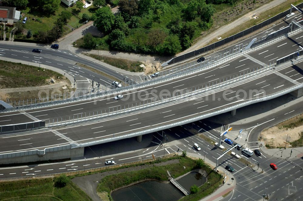 Aerial photograph Schönefeld - Blick auf den Bereich der Stadtautobahn / Zubringer A113n als südöstliches Tor zur Hauptstadt nach der Verkehrsfreigabe. Unter Berücksichtigung des Flughafens Berlin Brandenburg International wurde eine Verkehrskonzeption für den Ausbau des Straßennetzes im Raum Berlin-Schönefeld erarbeitet, die zwei Stufen umfasste. Die erste Stufe sah den vierstreifigen Ausbau der Bundesstraßen B 96a und B 179 mit der Anbindung des Flughafens über zwei Knotenpunkte vor. Inhalt der zweiten Stufe war der Anschluß der Bundesautobahn A 113 neu an die B 96a und B 179. SCHÜßLER Plan Ingenieurgesellschaft, BATEG, EUROVIA, Schüßler Plan